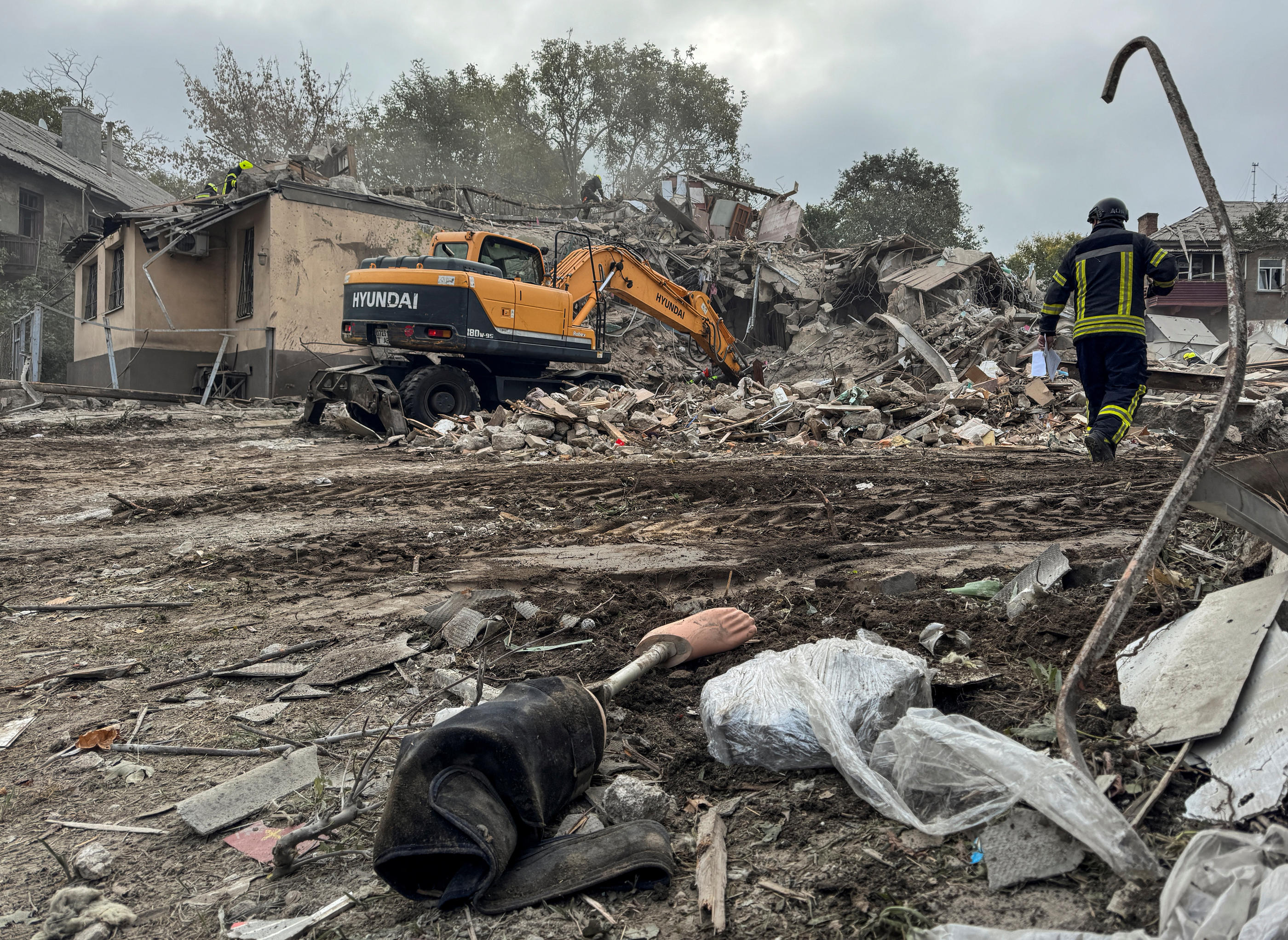 Les services de secours ukrainiens interviennent samedi à Dnipro dans les décombres d'un appartement détruit par un missile. REUTERS/Mykhailo Moskalenko