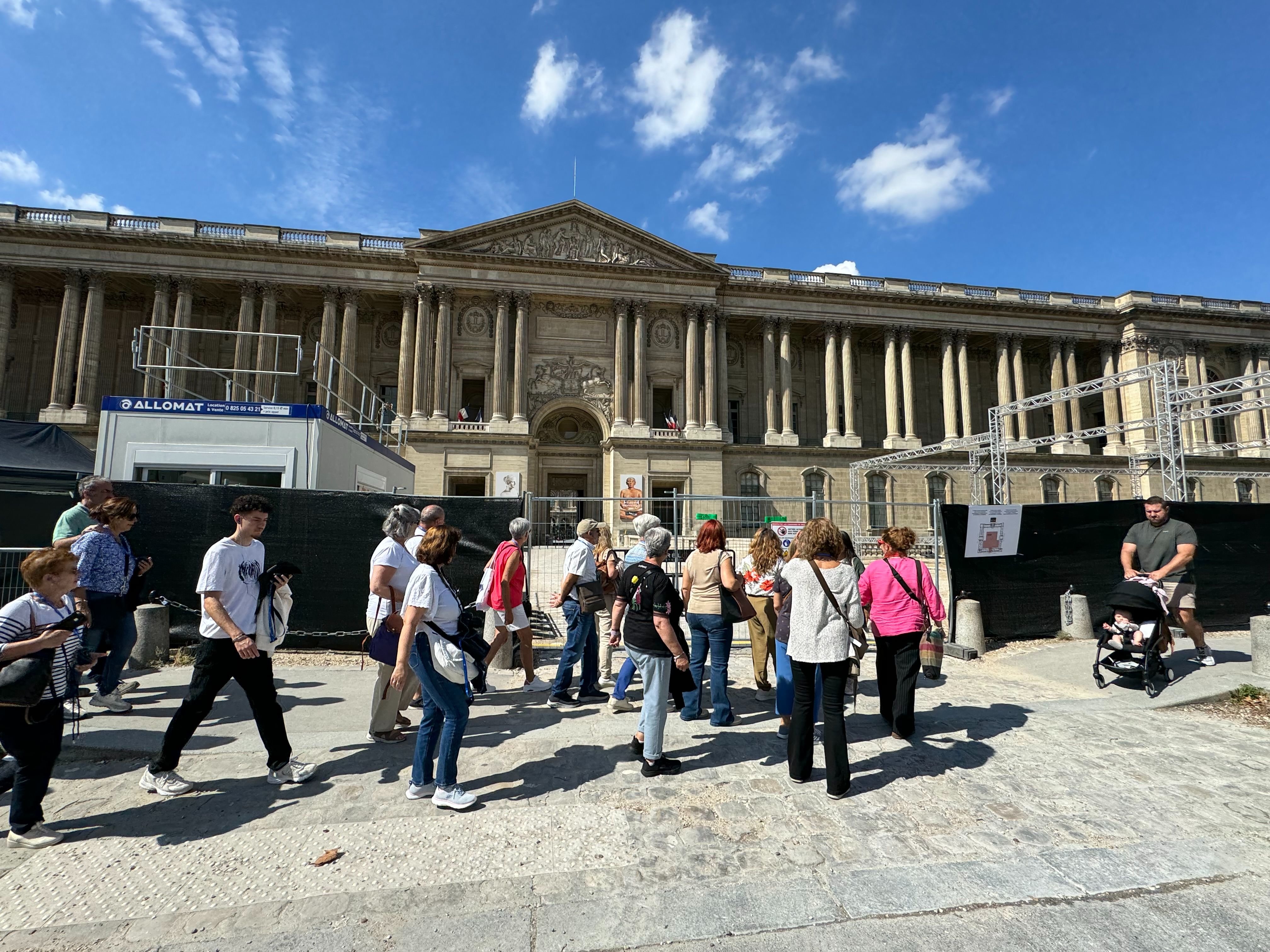 Place du Louvre (Ier), vendredi 6 septembre. Des préfabriqués ont fait leur retour le long de la façade orientale du musée. Des aménagements sont prévus jusqu'à fin octobre. LP/Paul Abran