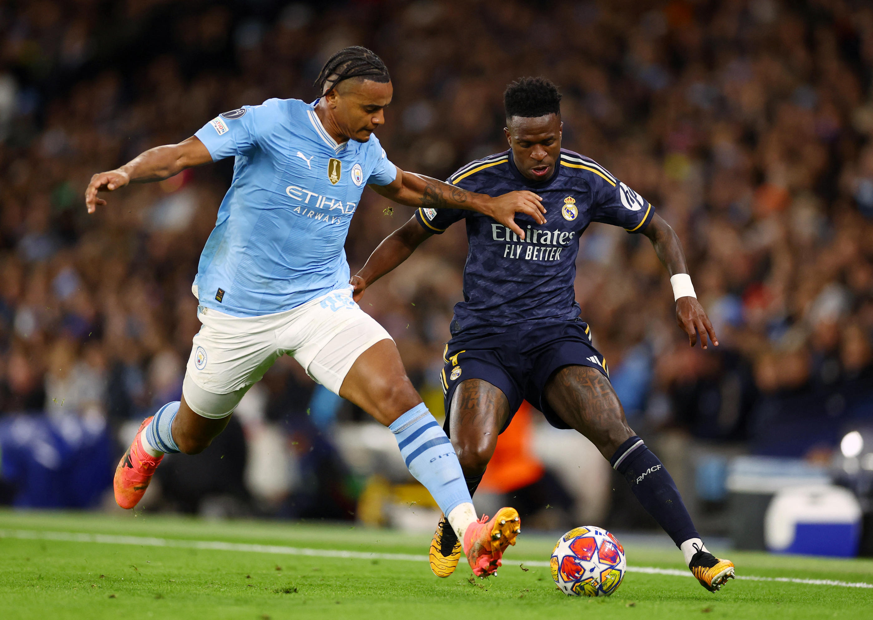 Manuel Akanji au duel avec Vinicius lors de ce Manchester City - Real Madrid. (REUTERS/Carl Recine)