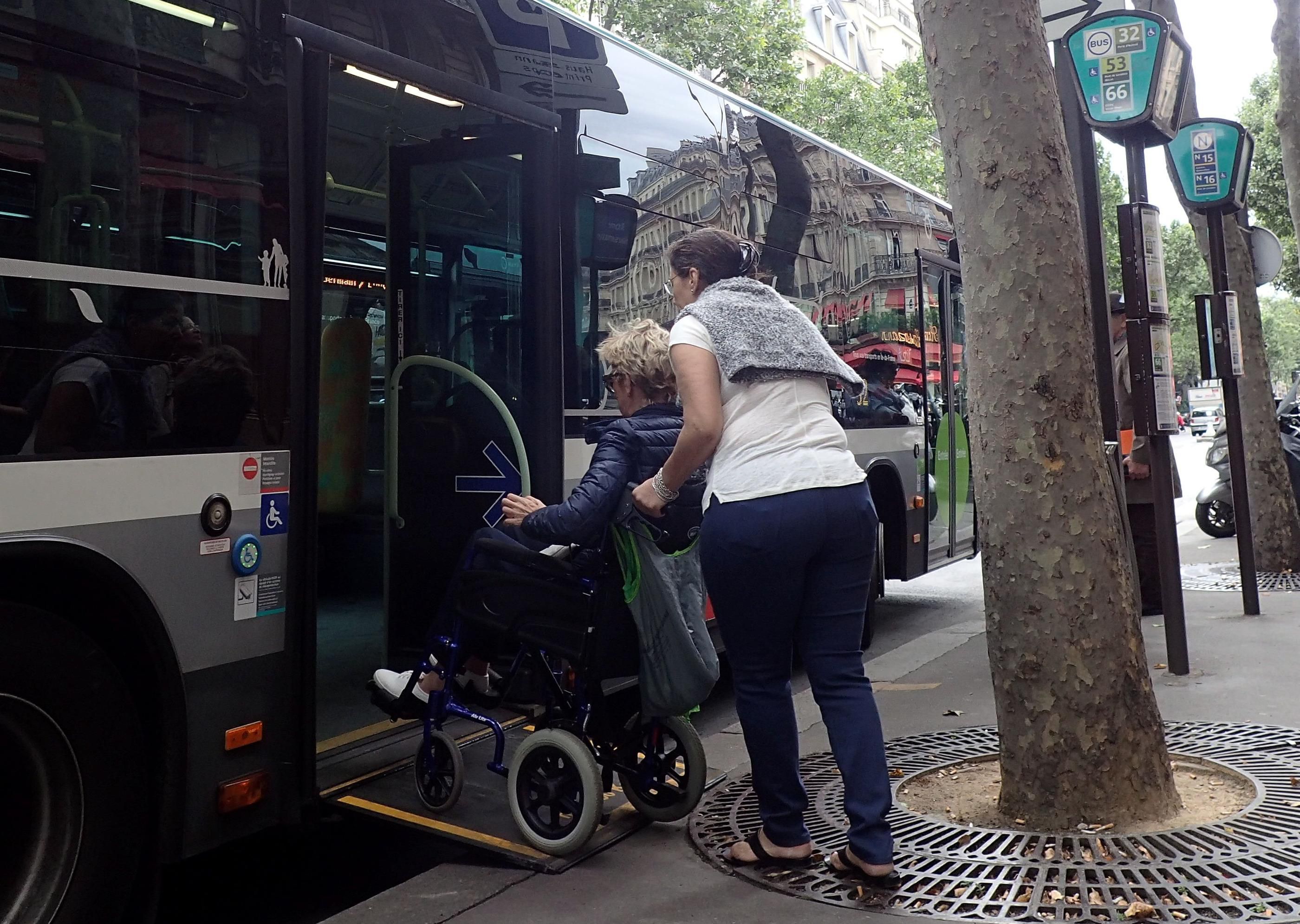 De nombreux trottoirs ont du être réhaussés pour rendre les bus plus accessibles (illustration). LP/Olivier Boitet