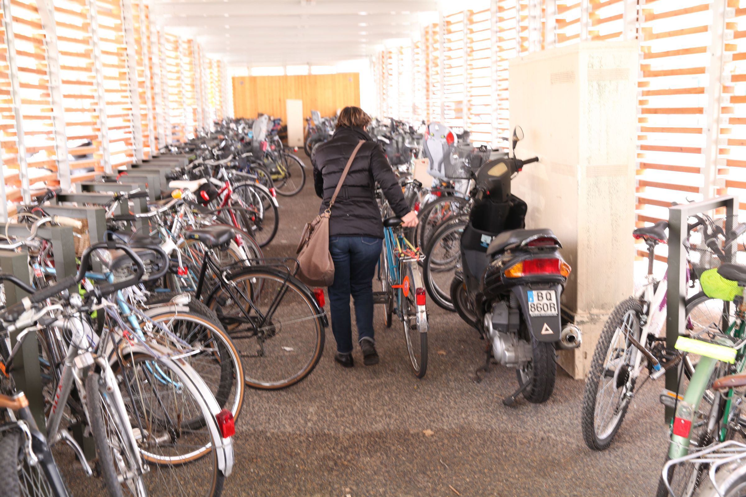 Parkings vélos dans les gares d'Île-de-France : 3000 places sécurisées  gratuites pour les abonnés Navigo - Le Parisien