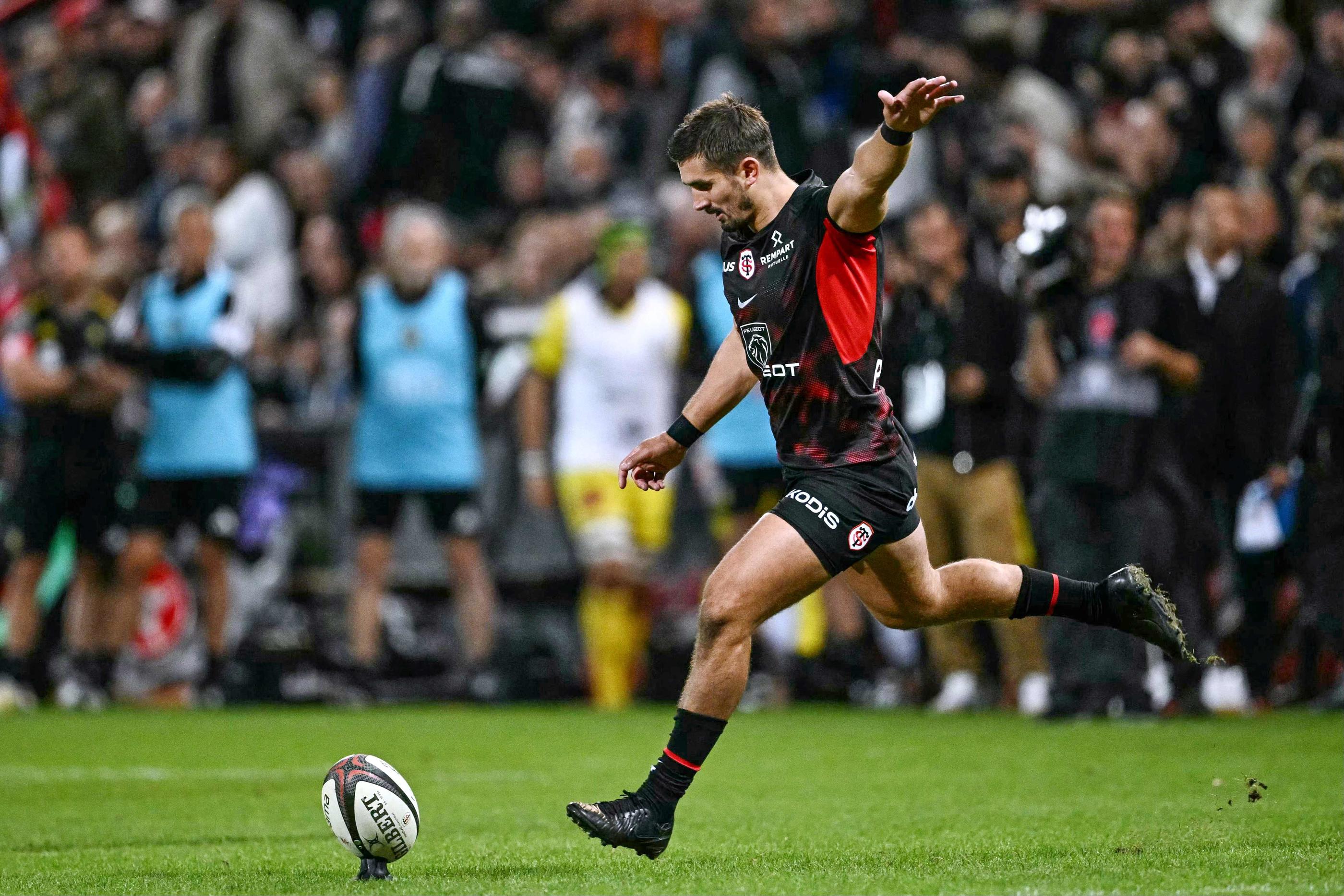 Thomas Ramos a inscrit plusieurs pénalités décisives pour aider Toulouse à battre La Rochelle, ce dimanche (Photo by Lionel BONAVENTURE / AFP).