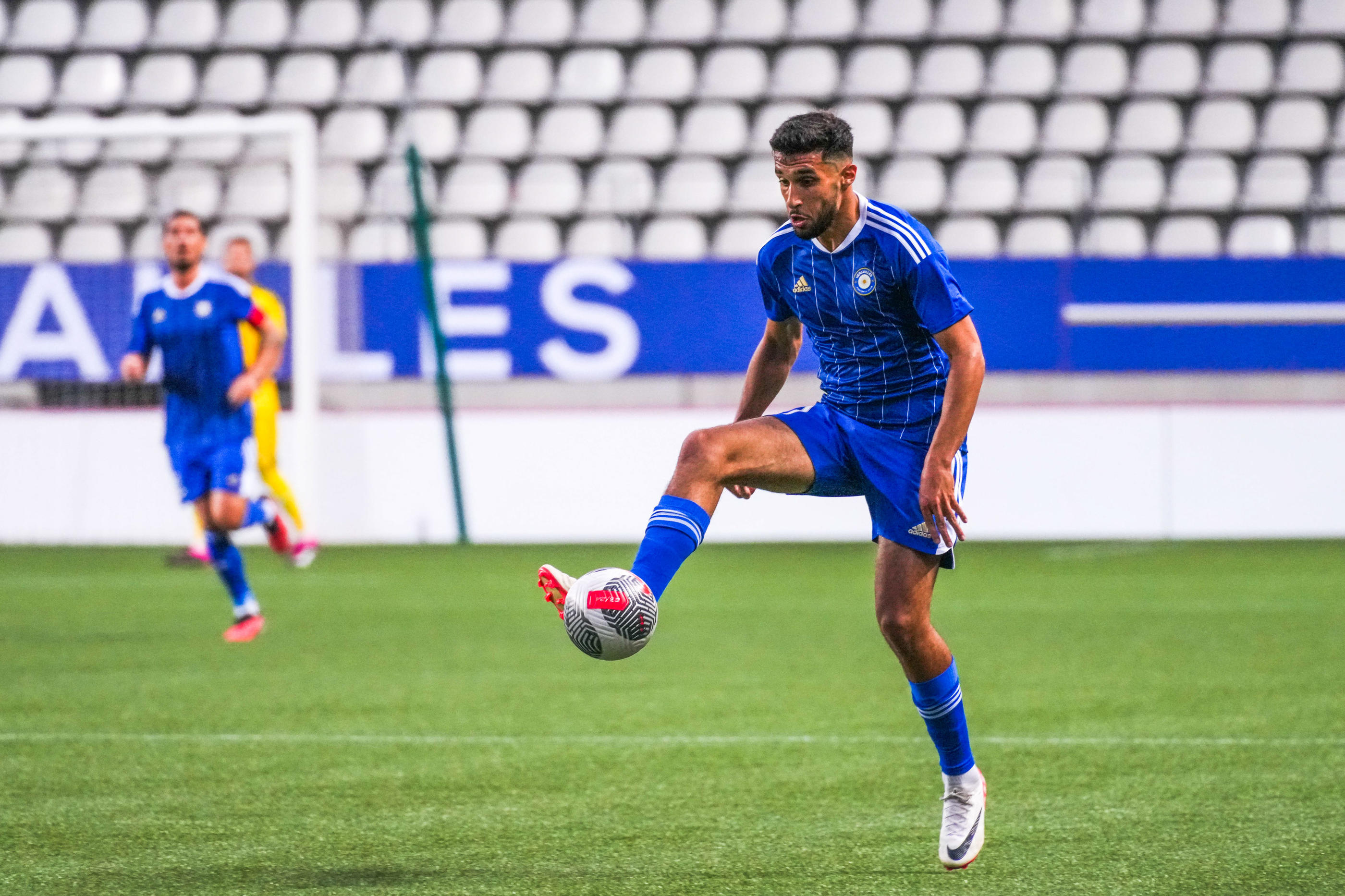 Mehdi Baaloudj a inscrit son 8e but de la saison, ce vendredi à Nîmes. De quoi permettre à Versailles d'effectuer un grand pas vers la maintien. Icon Sport
