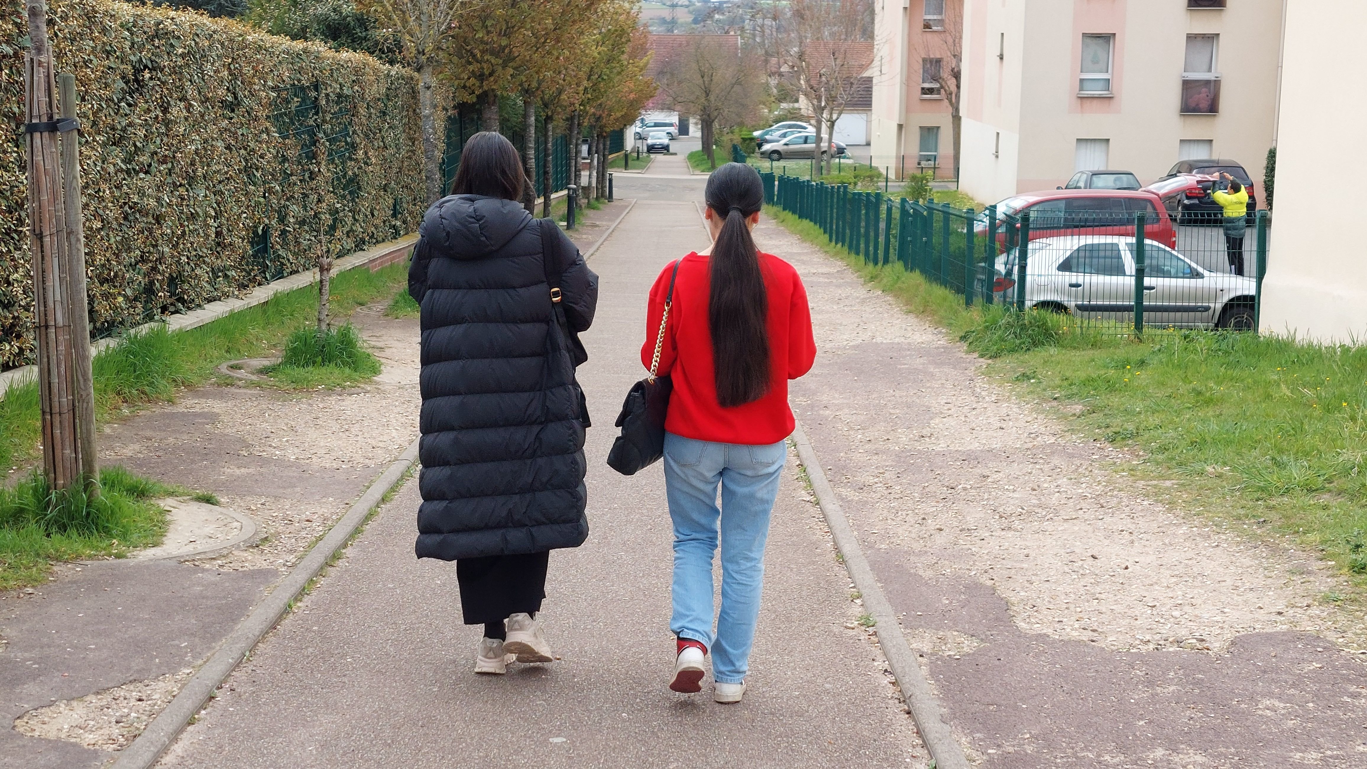 Limay, ce vendredi. "L'abaya est un vêtement culturel, pas religieux", estiment Anaïs et Yasmine, croisées à la sortie du lycée Condorcet. LP/Mehdi Gherdane