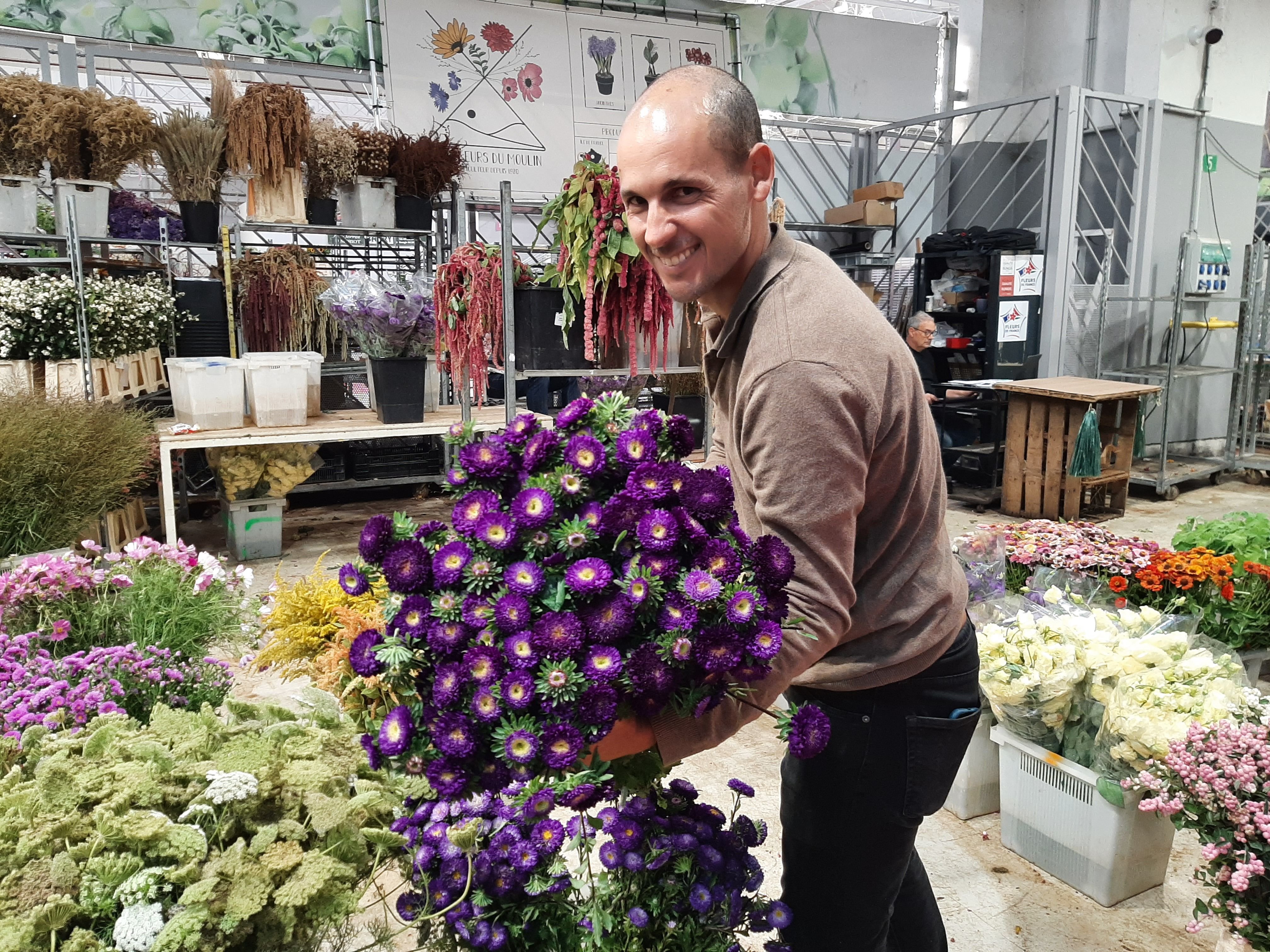 Rungis, le 7 septembre. Ludovic Mauregard (photo) et son père Olivier cultivent des fleurs champêtres en Seine-et-Marne qu'ils vendent ensuite au marché de Rungis. LP/Marine Legrand