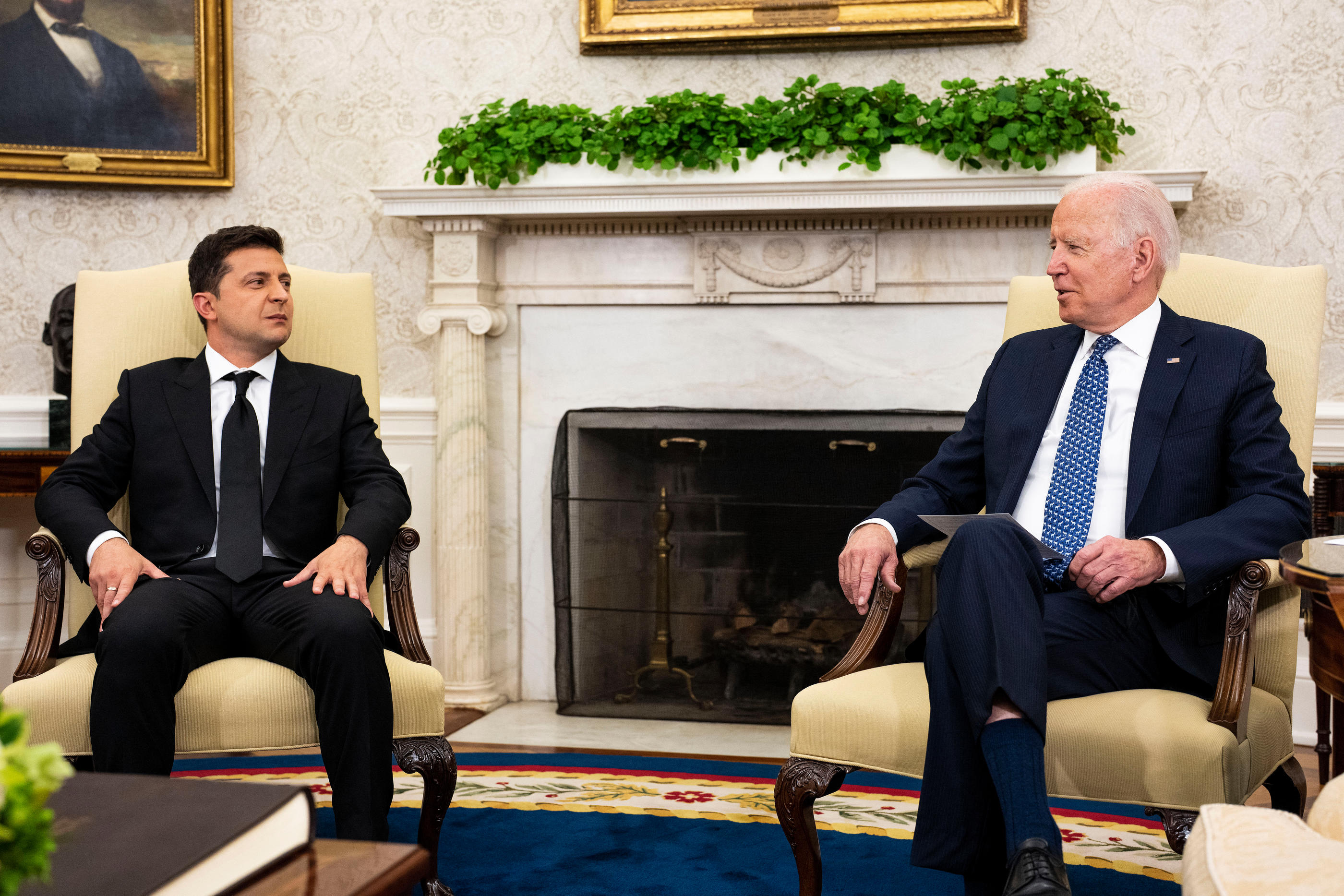 De plus en plus de Républicains critiquent la politique d'aide économique en faveur de l'Ukraine de Joe Biden (ici avec le président Volodymyr Zelensky en septembre 2021 à la Maison-Blanche). AFP/Brendan Smialowski