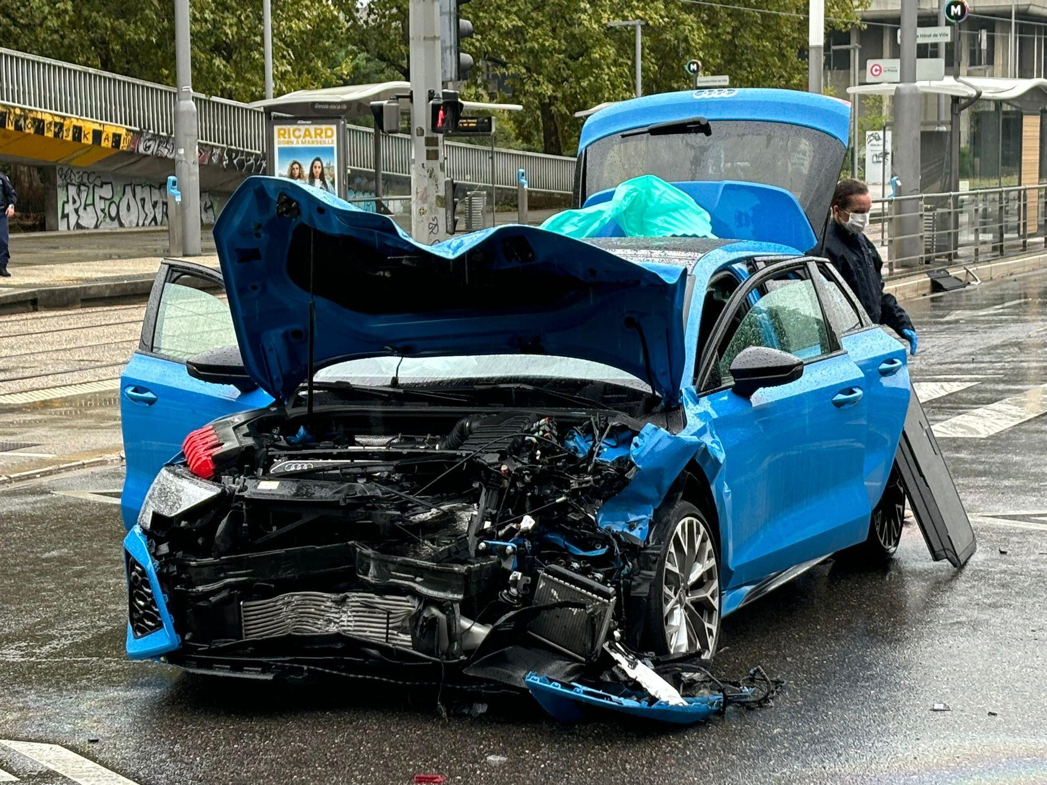 Le véhicule du tireur, accidenté lors d'une collusion avec une voiture, était une Audi RS3 avec une plaque d'immatriculation polonaise. Maxppp/Radio France/Romain Bitot.