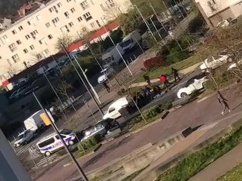 Sur ces images tirées d'une vidéo du 4 avril 2020, on aperçoit un fourgon de police et un attroupement au moment des faits. DR