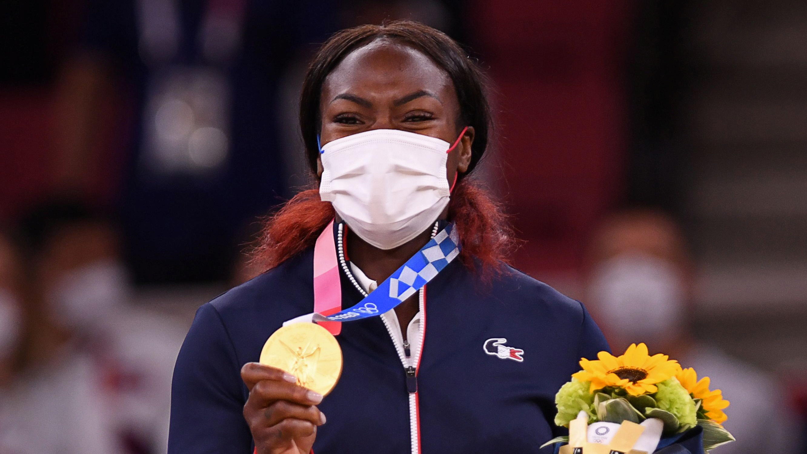 Clarisse Agbegnenou après avoir reçu sa médaille d'or