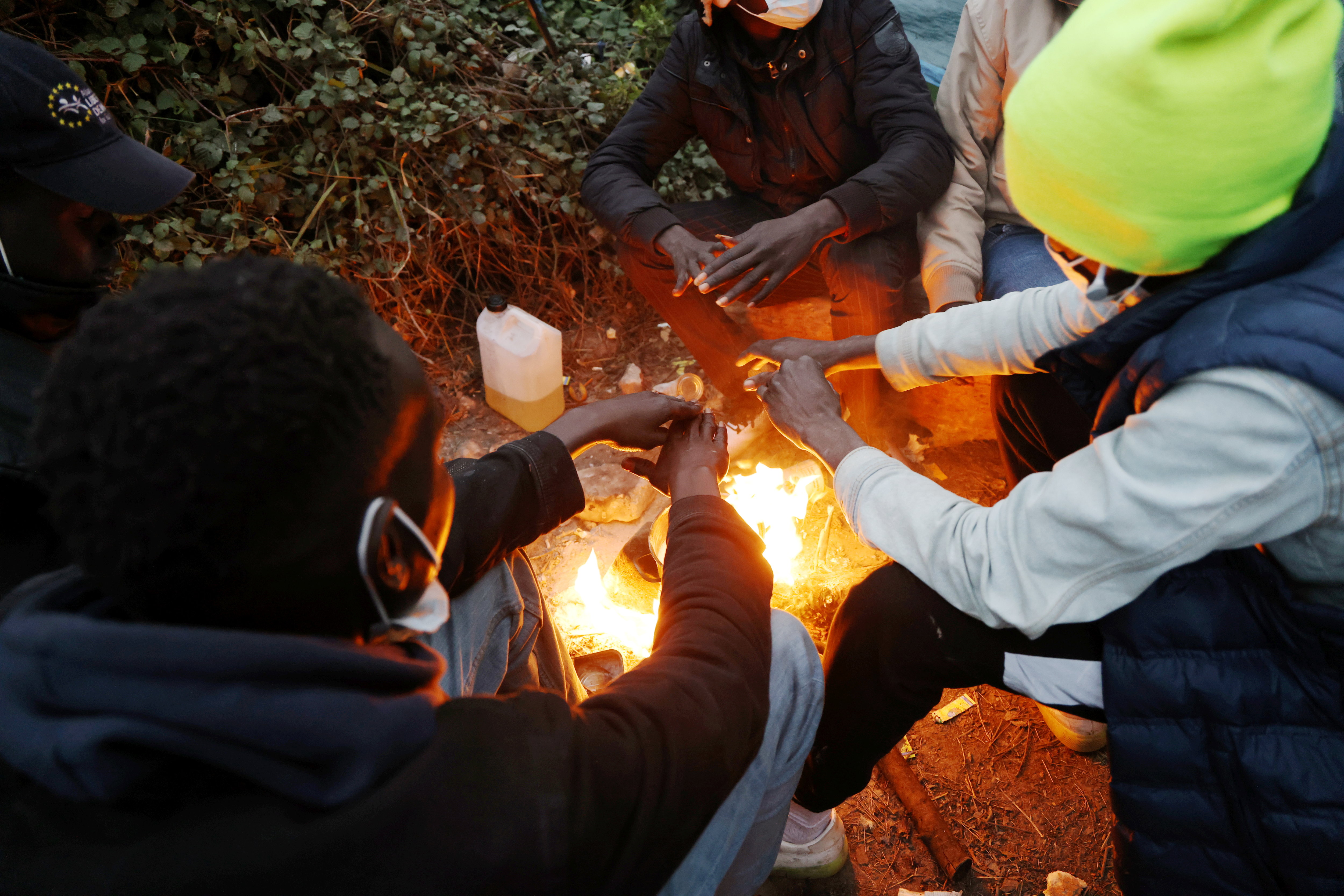 Les 20 tonnes de bûches de chauffage données à l’association humanitaire l'Auberge des migrants permettront aux réfugiés de Calais et Grande-Synthe de se réchauffer et de préparer leurs repas pendant trois semaines. LP/Jean-Baptiste Quentin