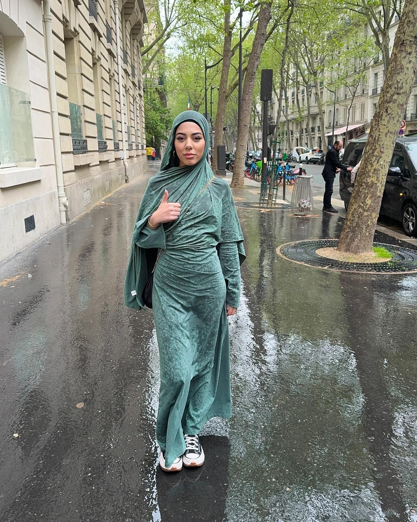 Paris, mercredi 17 avril. Fatima Saidi, une touriste marocaine, a été visée par deux crachats alors qu'elle et son amie se promenaient aux abords de la Tour Eiffel. Instagram Fátima de Tetuán