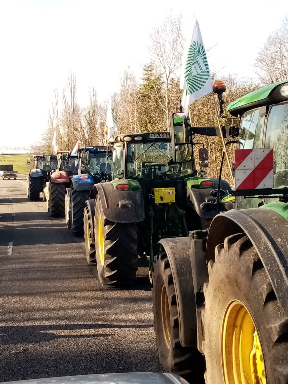 Val-d'Oise, vendredi 26 janvier. De nombreux agriculteurs du Vexin se sont donné rendez-vous sur la D14 à hauteur de la Villeneuve-Saint-Martin ce vendredi après-midi, avant qu'un cortège s'engage sur l'A15. DR