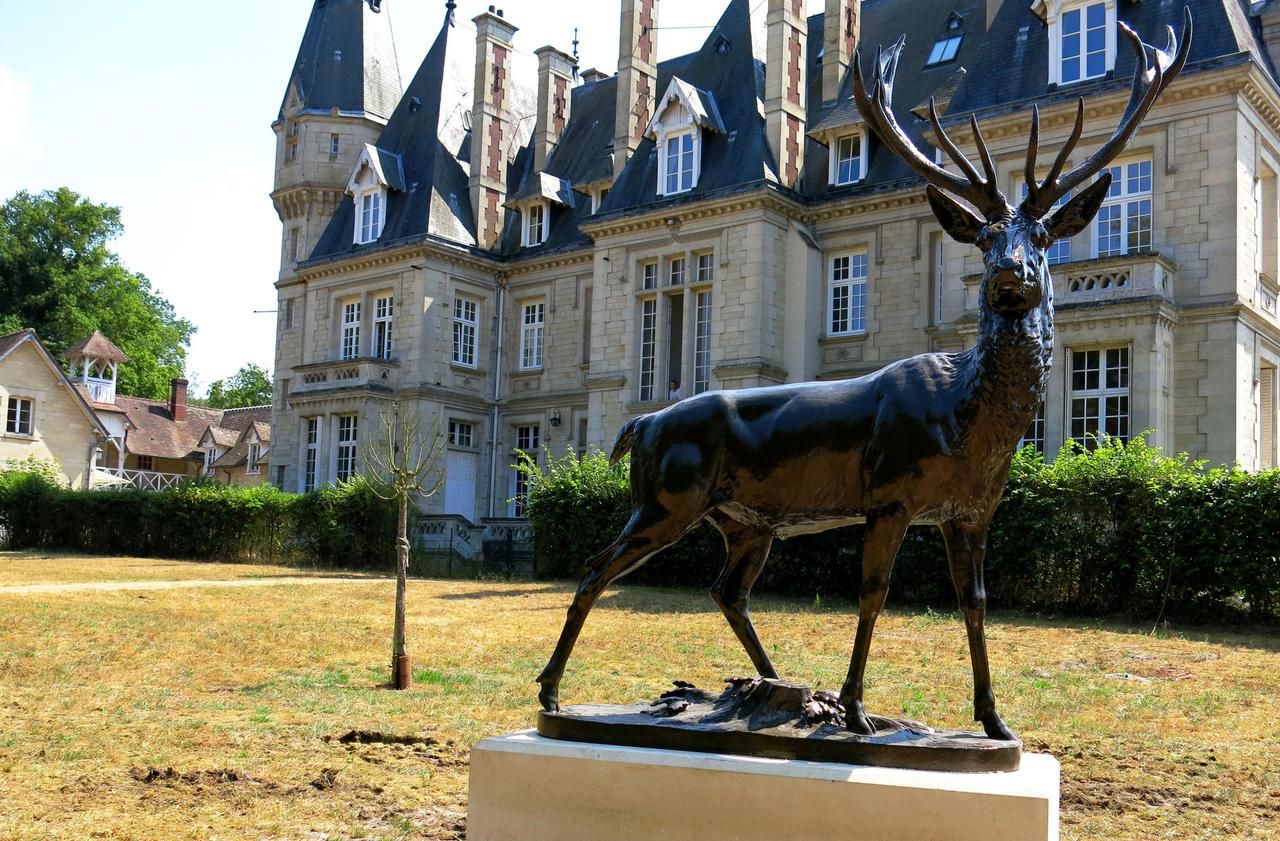 <b></b> Saint-Jean-aux-Bois, ce jeudi. La réplique de la statue du cerf a été installée derrière le château de La Brévière, sur un socle en pierre de Saint-Maximin.