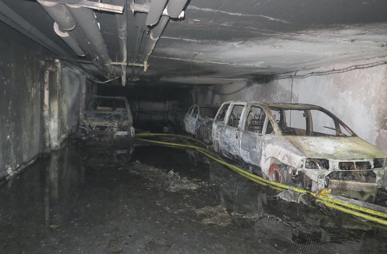 <b></b> Pontoise, ce mercredi. Cinq véhicules stationnés dans un parking souterrain ont été carbonisés dans un incendie dont l’origine est encore inconnue. C’est le cinquième départ de feu en cinq jours sur le site.