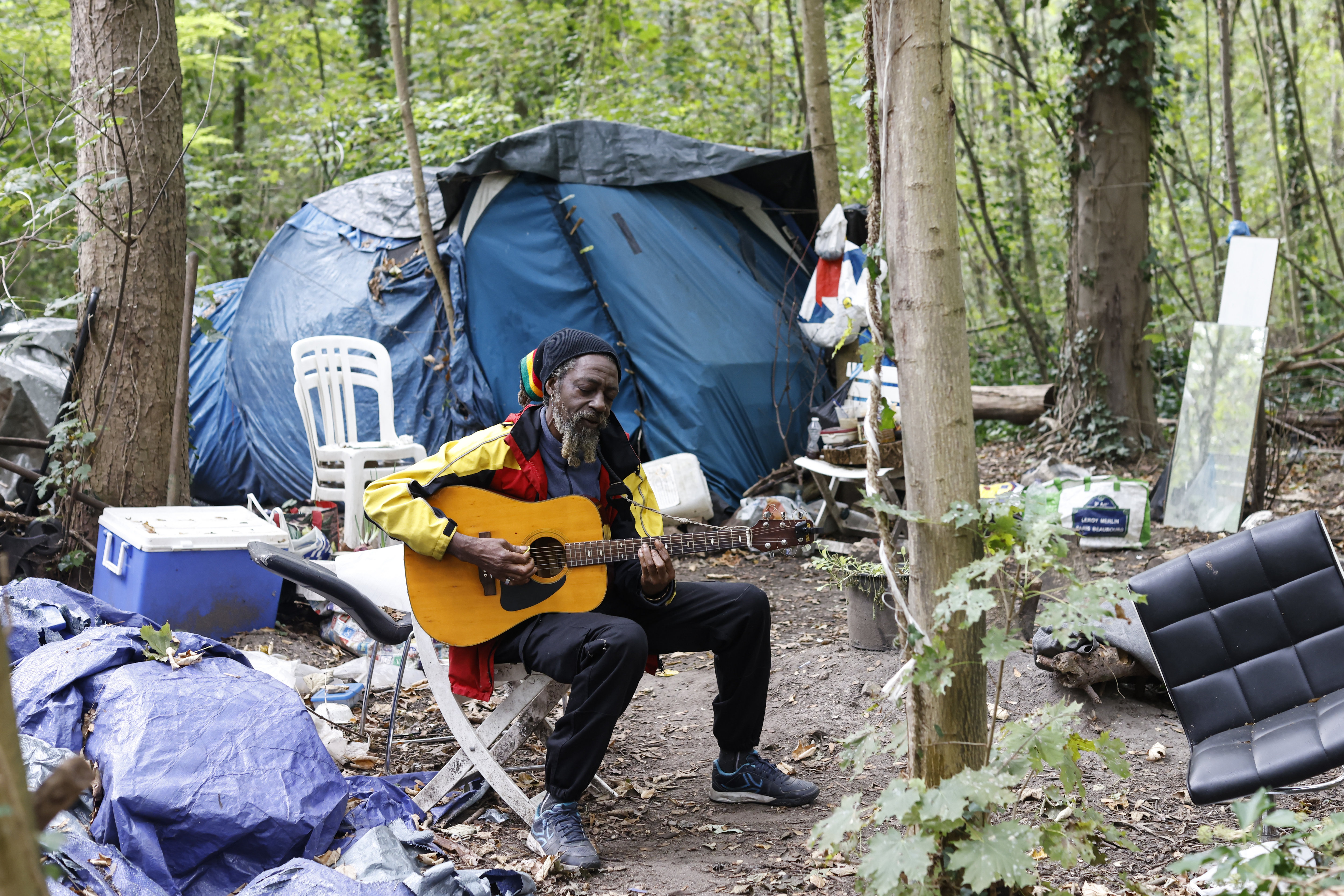 Paris, le 5 octobre. Depuis près de neuf ans, Jah Prince vit au bois de Vincennes dans une tente. LP/Olivier Corsan