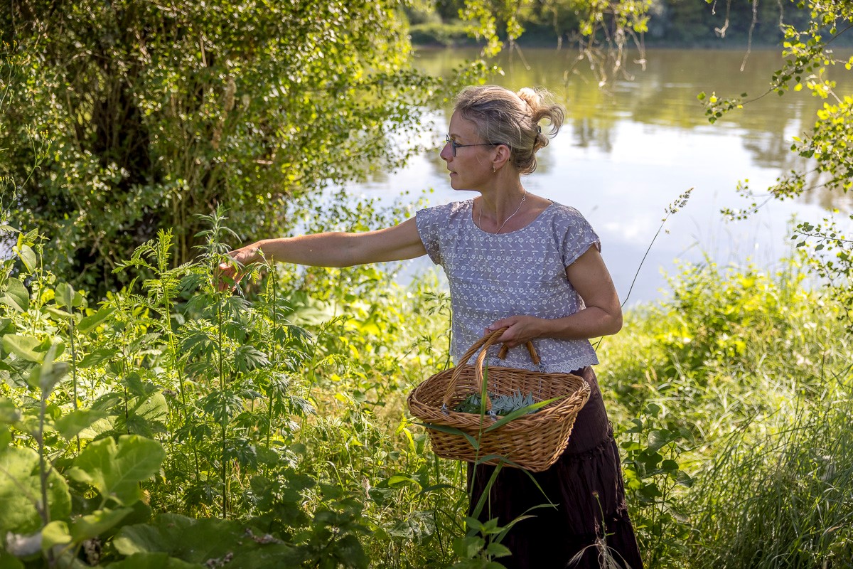 L'ancienne chef Nathalie Deshayes veut faire découvrir les plantes comestibles du Loiret. /David Darrault