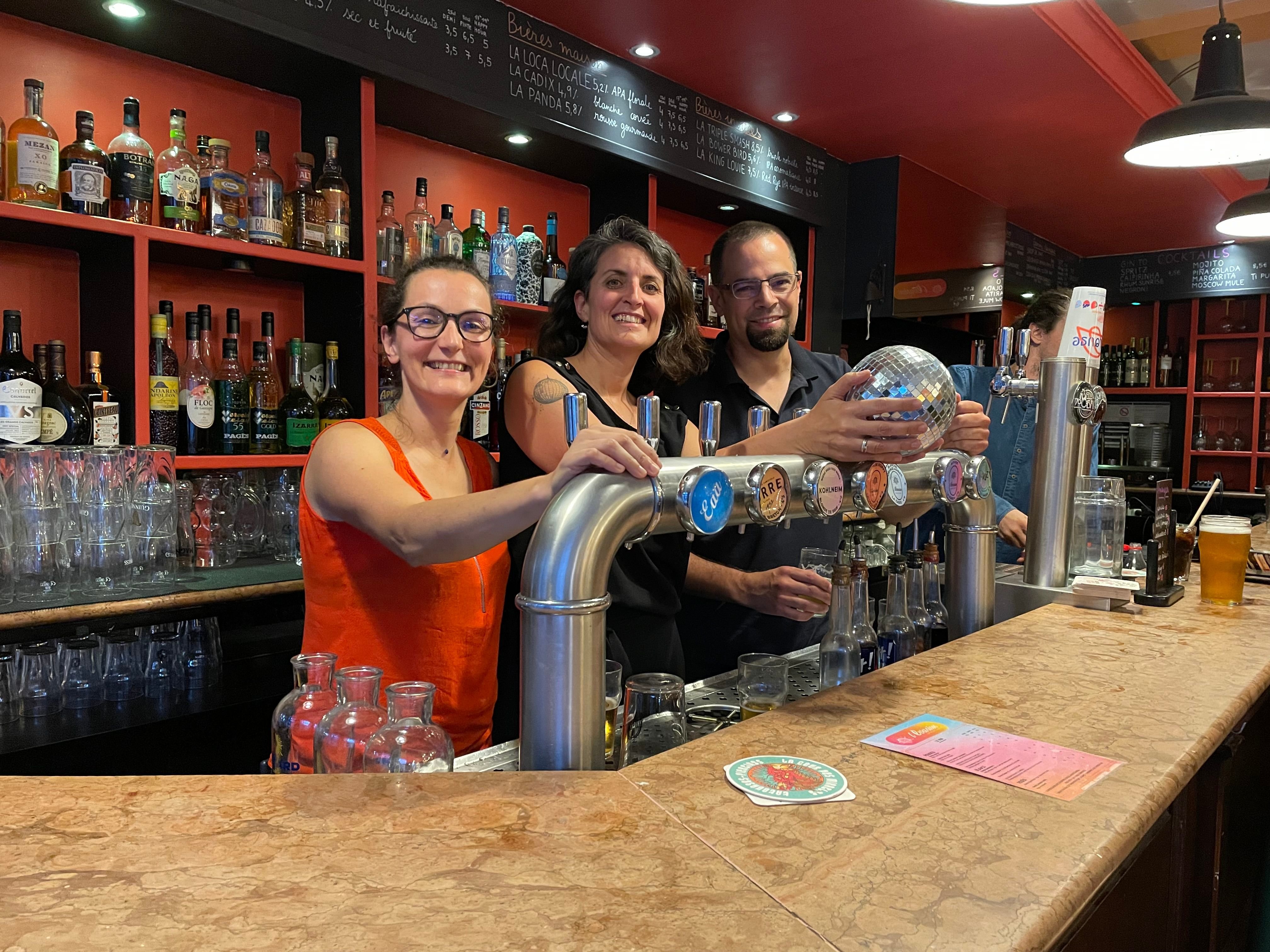 Élise, gérante de L’Evasion bar, Marlène, infirmière, et Martin, informaticien, ont repris cet établissement à Toulouse avec cinq amis. LP/Julie Rimbert