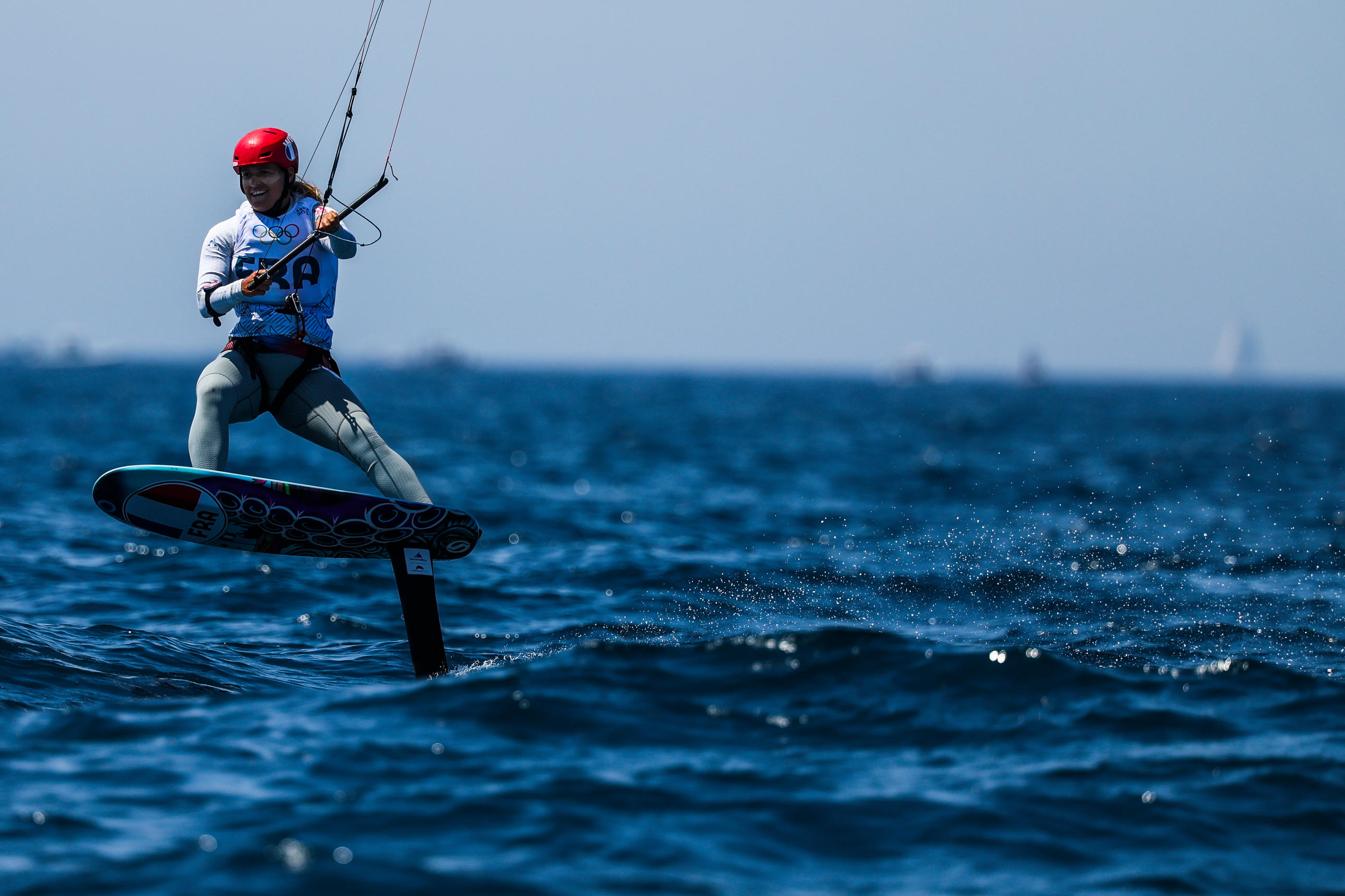 Trois des six catégories de la voile olympique (ici Lauriane Nolot en kitefoil) sont équipées d'un foil pour faire voler les bateaux sur l'eau. Icon Sport/Xinhua