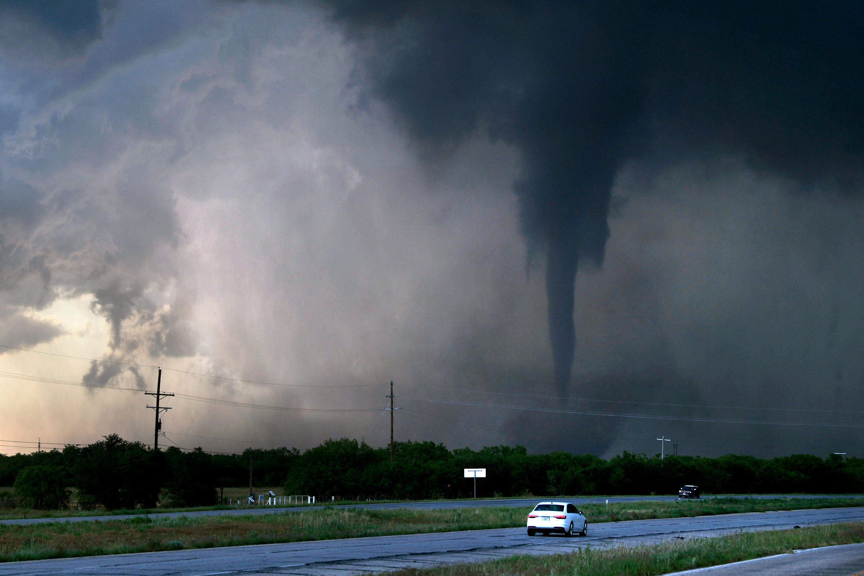Près de Hawley (Texas, États-Unis), le 2 mai. Une tornade balaye une zone située à proximité d'une route. Reuters