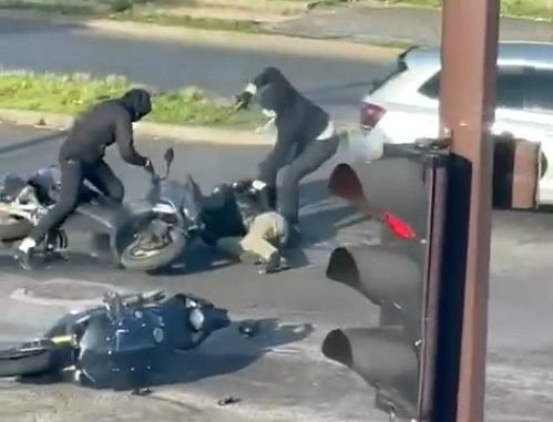 Viry-Chatillon mercredi soir. Les malfaiteurs passent le conducteur d'un scooter à tabac. DR