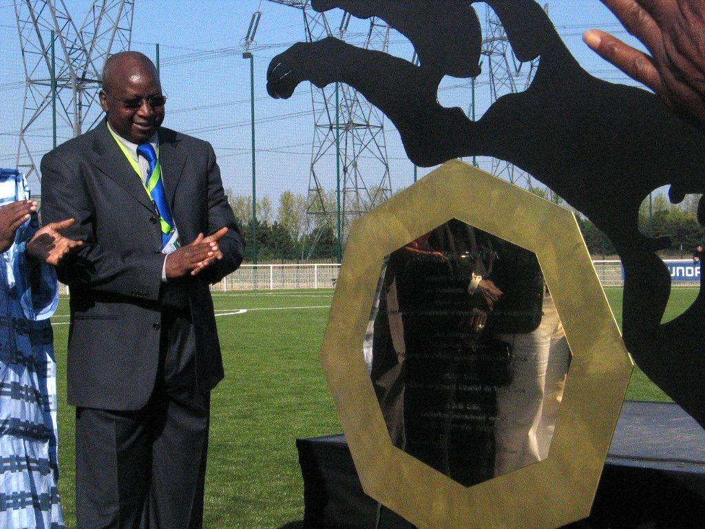 Cergy (Val-d'Oise), le 27 septembre 2009. Salif Keita, ici devant la sculpture érigée en son honneur, était venu inaugurer le stade portant désormais son nom. LP/Denis Courtine