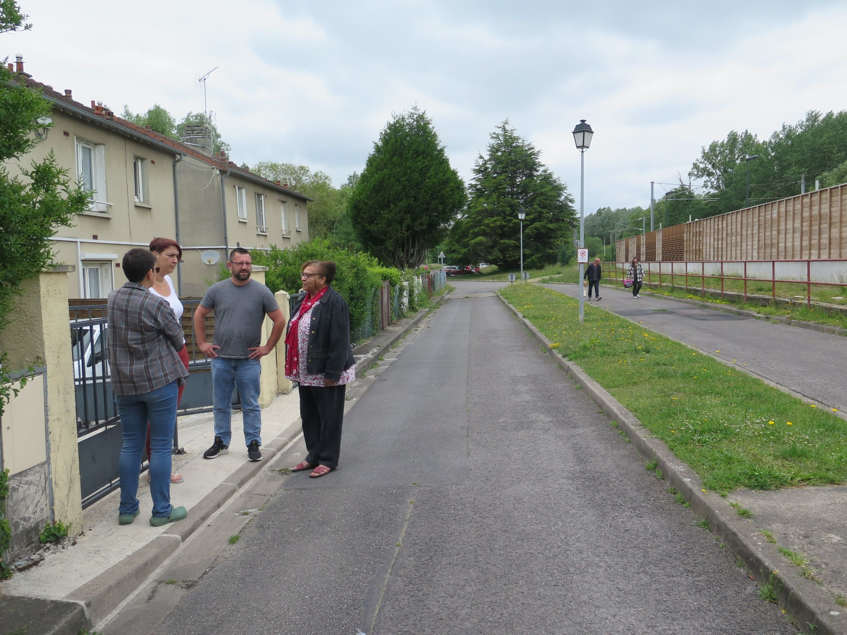 Chars. Avec l'arrivée du trafic de fret sur cette portion de la ligne J, des habitants ont vu leur quotidien chamboulé. L'aménagement d'un mur antibruit le long des voies limite les nuisances sonores, mais n'empêche pas les vibrations. LP/Marie Persidat