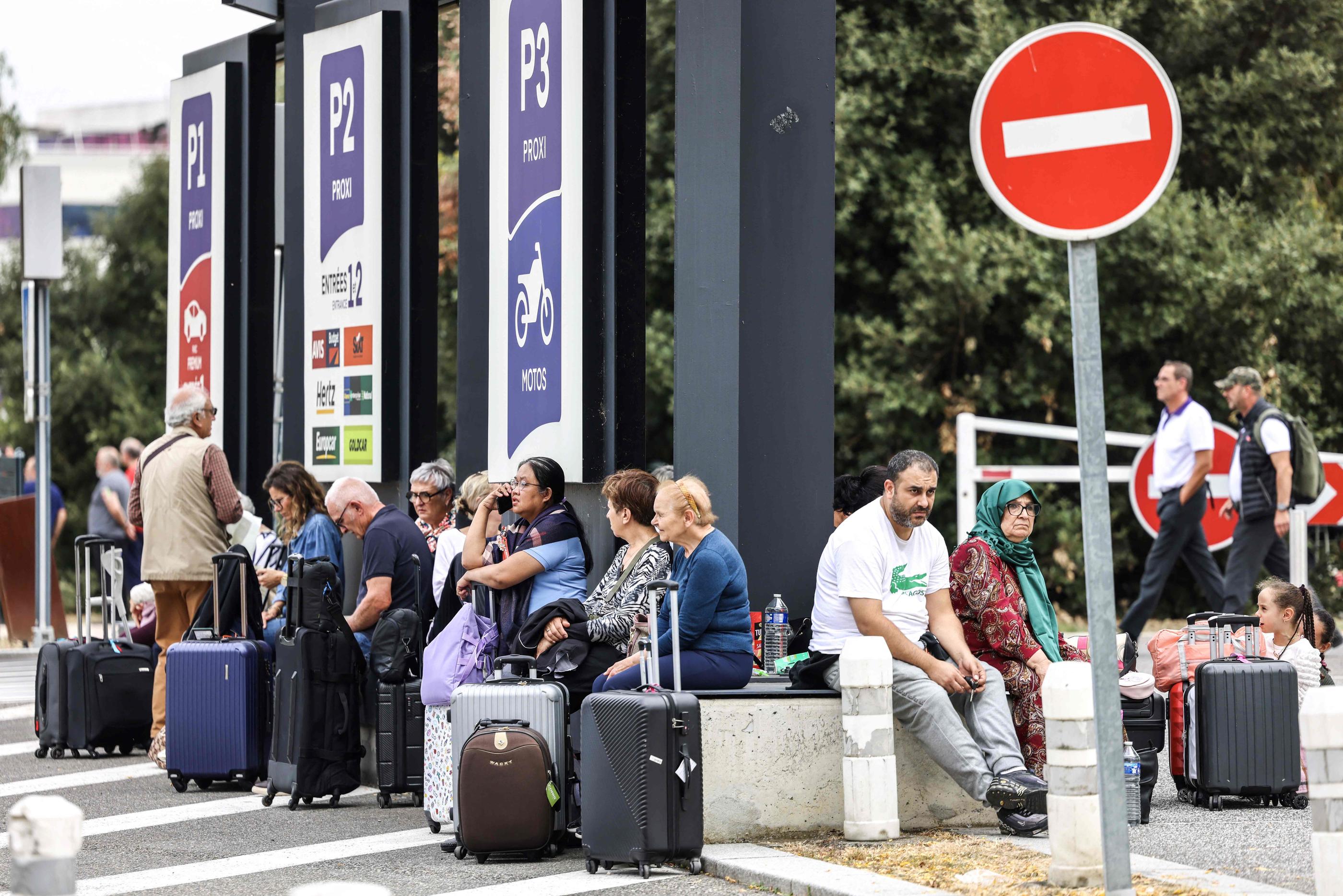Comme ici à l'aéroport de Toulouse-Blagnac le 18 octobre, les passagers en attente de leur vol ont dû évacuer les aérogares. AFP/Charly Triballeau