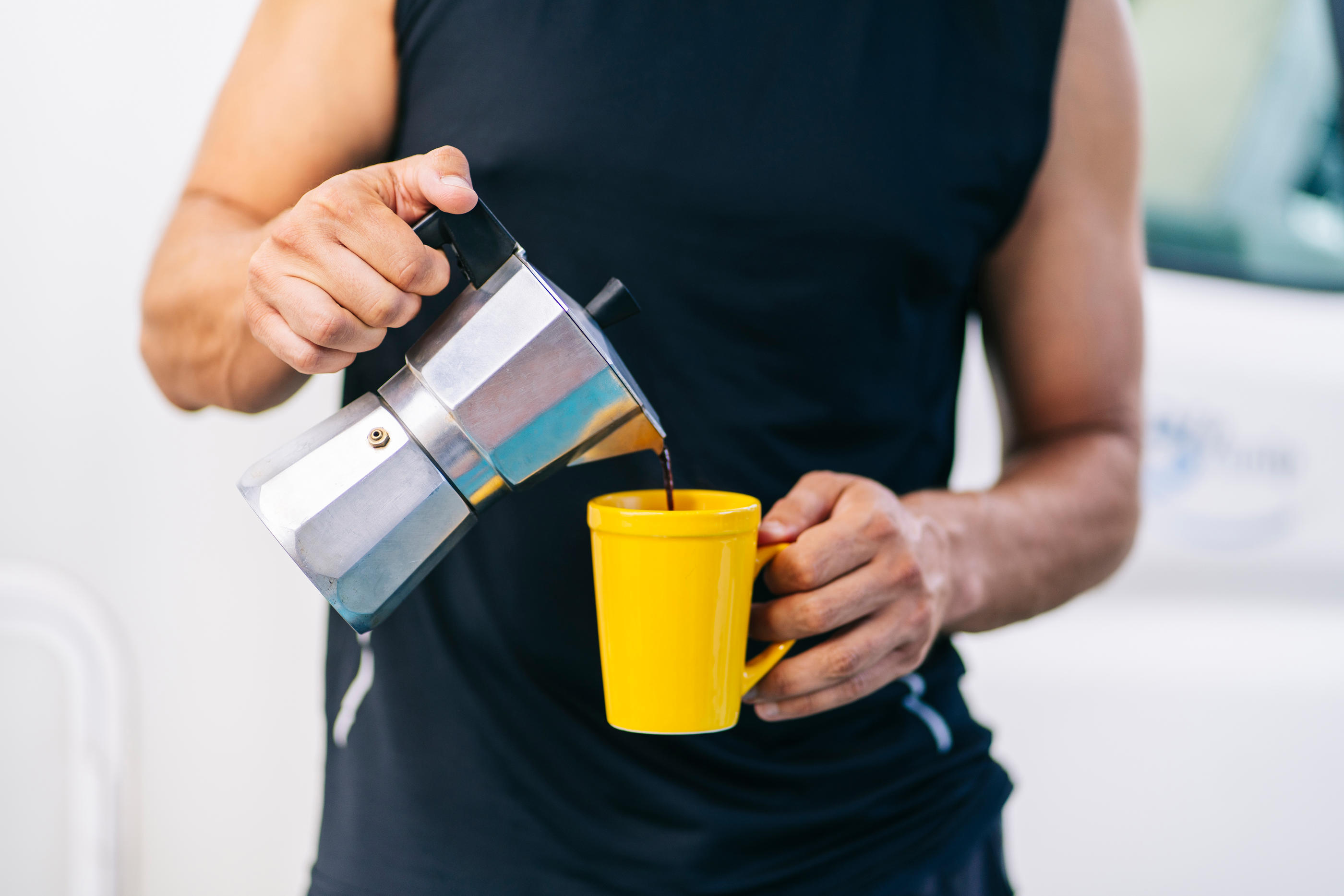 Une consommation quotidienne modérée de café, entre trois et cinq tasses, semble parfaitement acceptable et même profitable pour la santé. Photo Westend61