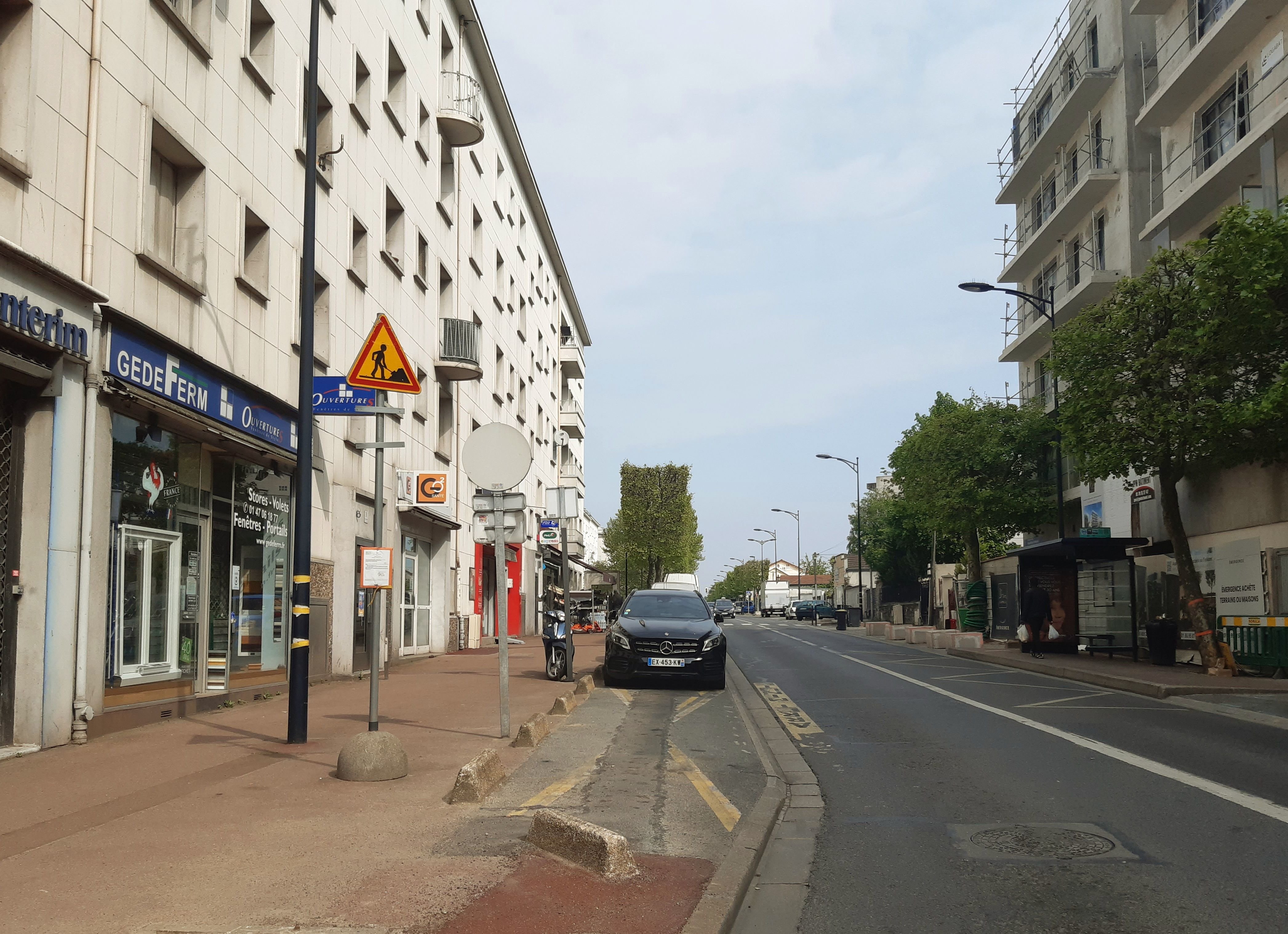 Champigny, dimanche matin. C'est sur cette artère, l'avenue de la République, que le jeune homme de 18 ans a été blessé à coups de couteau.