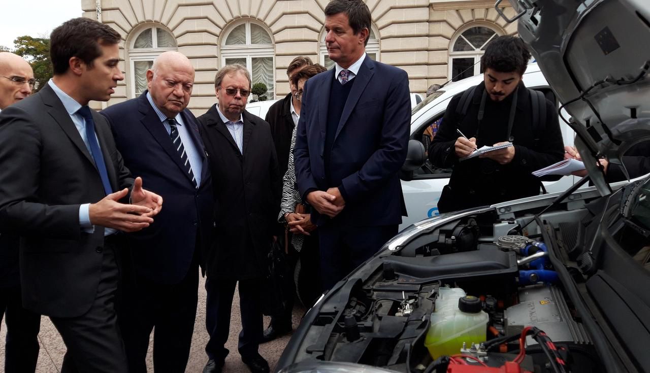 <b></b> Issy-les-Moulineaux, le 22 octobre 2019. Bertrand Joubert, directeur adjoint de Symbio (équipementier de kits de piles à hydrogène) présente la flotte de véhicules hydrogène d’Engie, au maire de la ville, André Santini. 