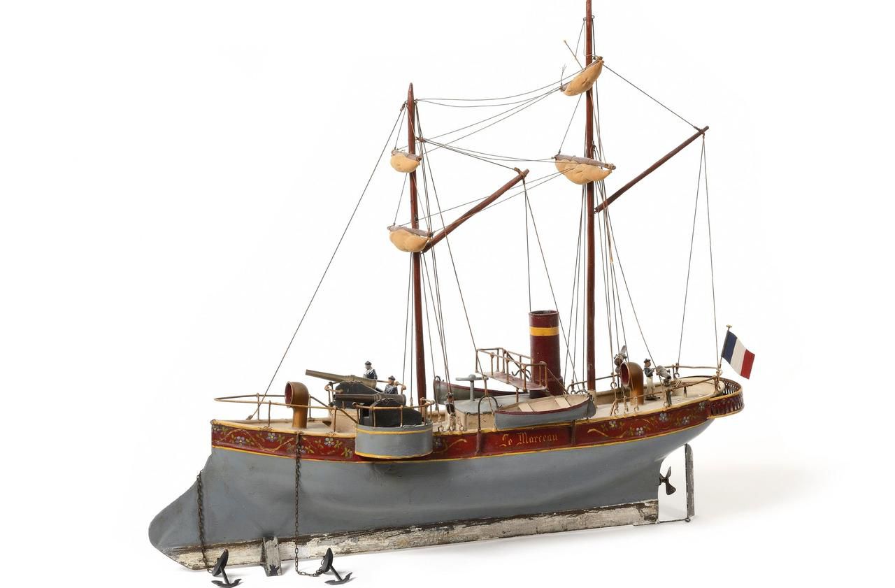 <b></b> Fontainebleau. Les amateurs de jouets anciens pourront notamment acquérir cette maquette de bateau, datant de la fin du XIXe siècle et qui aurait appartenu à Jules Verne.