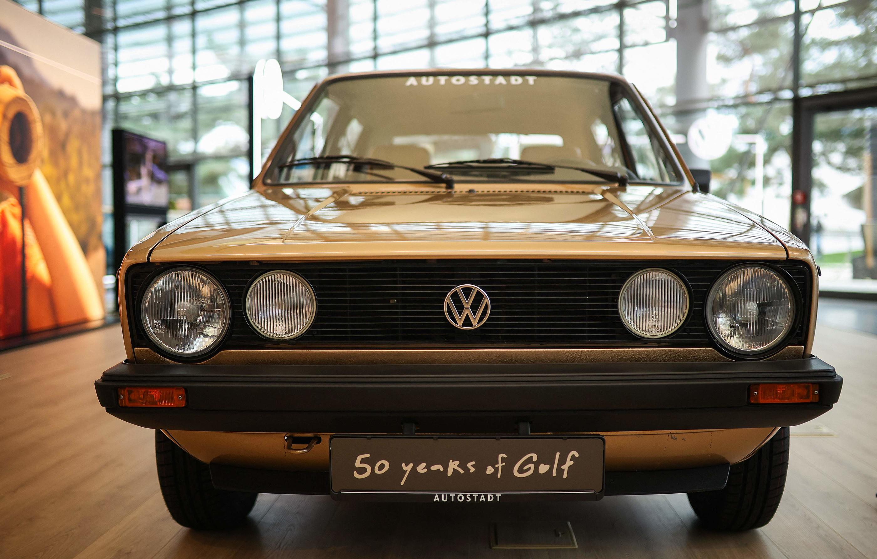 La première version de la Golf en 1974 avait été dessinée par Giorgetto Giugiaro pour remplacer la mythique Coccinelle. AFP/ Ronny Hartmann