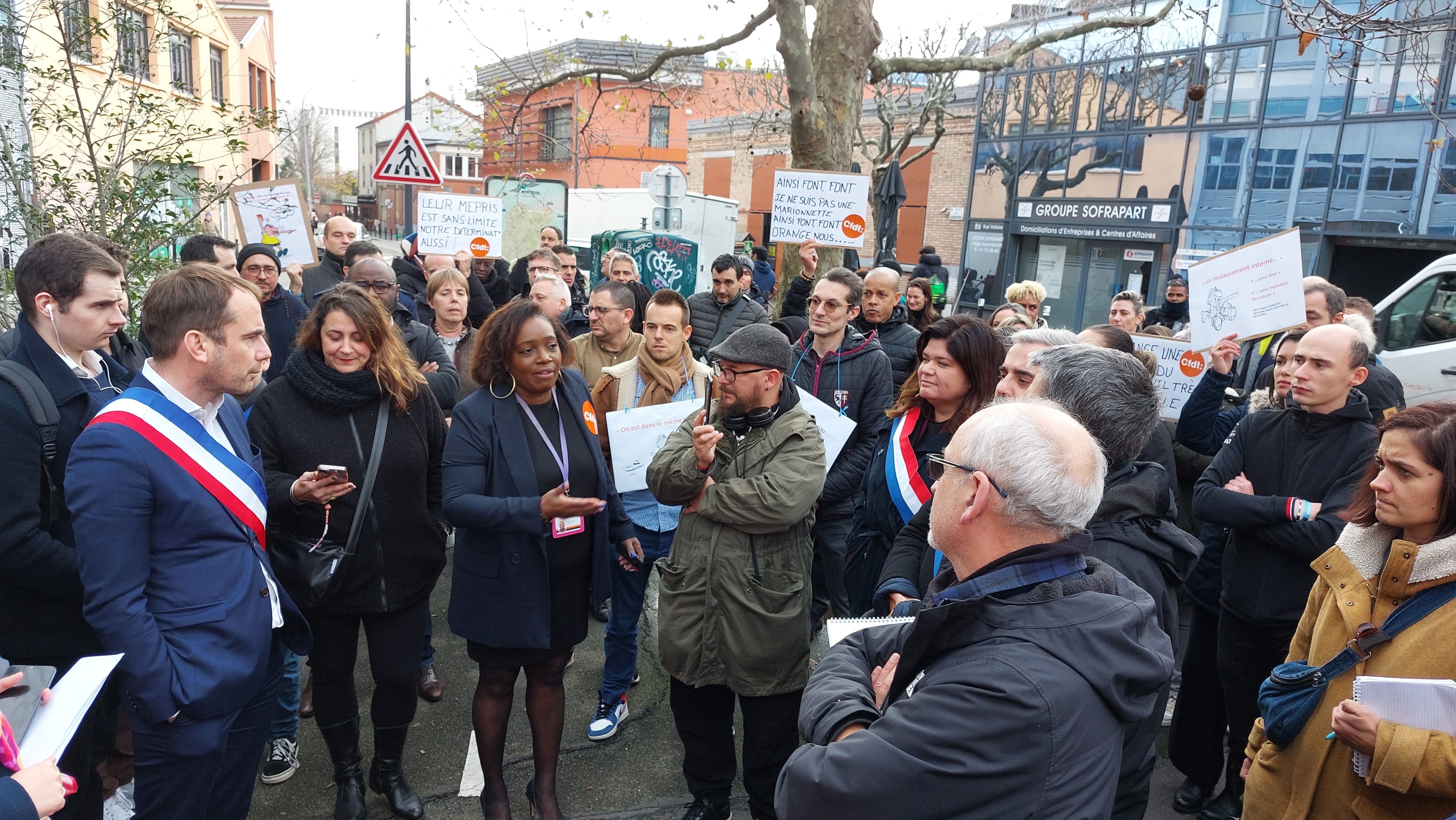 Montreuil (Seine-Saint-Denis), lundi 11 décembre. Les salariés d'Orange Bank, soutenus par trois députés de LFI et le maire de la ville (à gauche), dénoncent un plan social « au rabais ». LP/E.M.