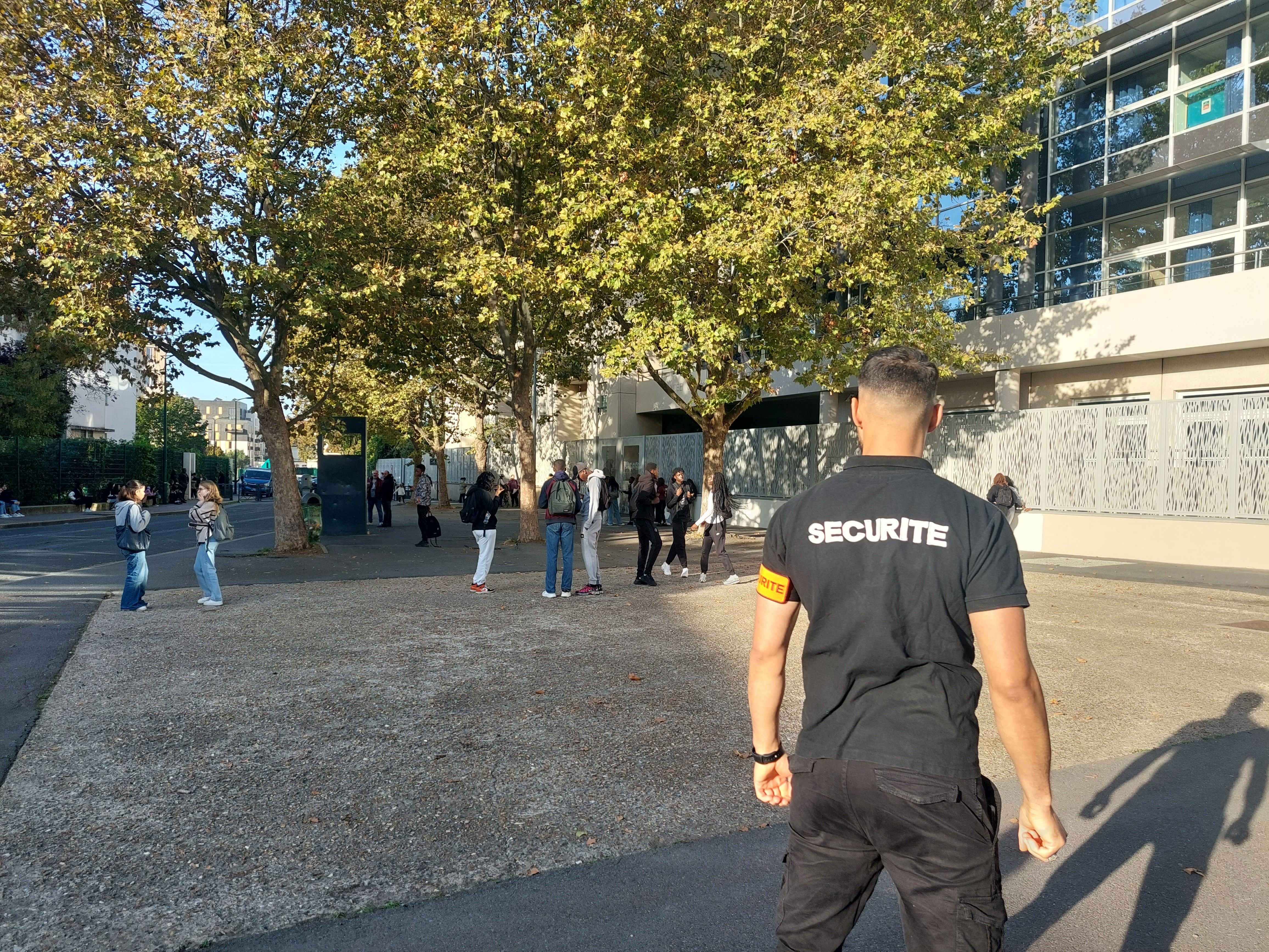Colombes (Hauts-de-Seine), le 11 octobre. Depuis mardi, des agents d'une société de sécurité privée sont arrivés en renfort pour aider la brigade régionale de sécurité devant le lycée Maupassant. LP/O.B.