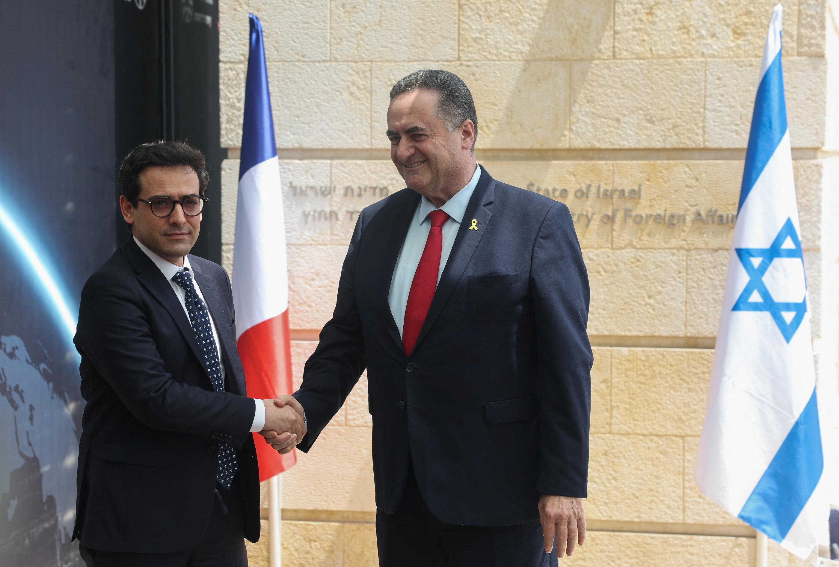 Le ministre français des Affaires étrangères Stéphane Séjourné serre la main de son homologue israélien Israël Katz, à Jérusalem, le 30 avril 2024. Reuters/Ronen Zvulun