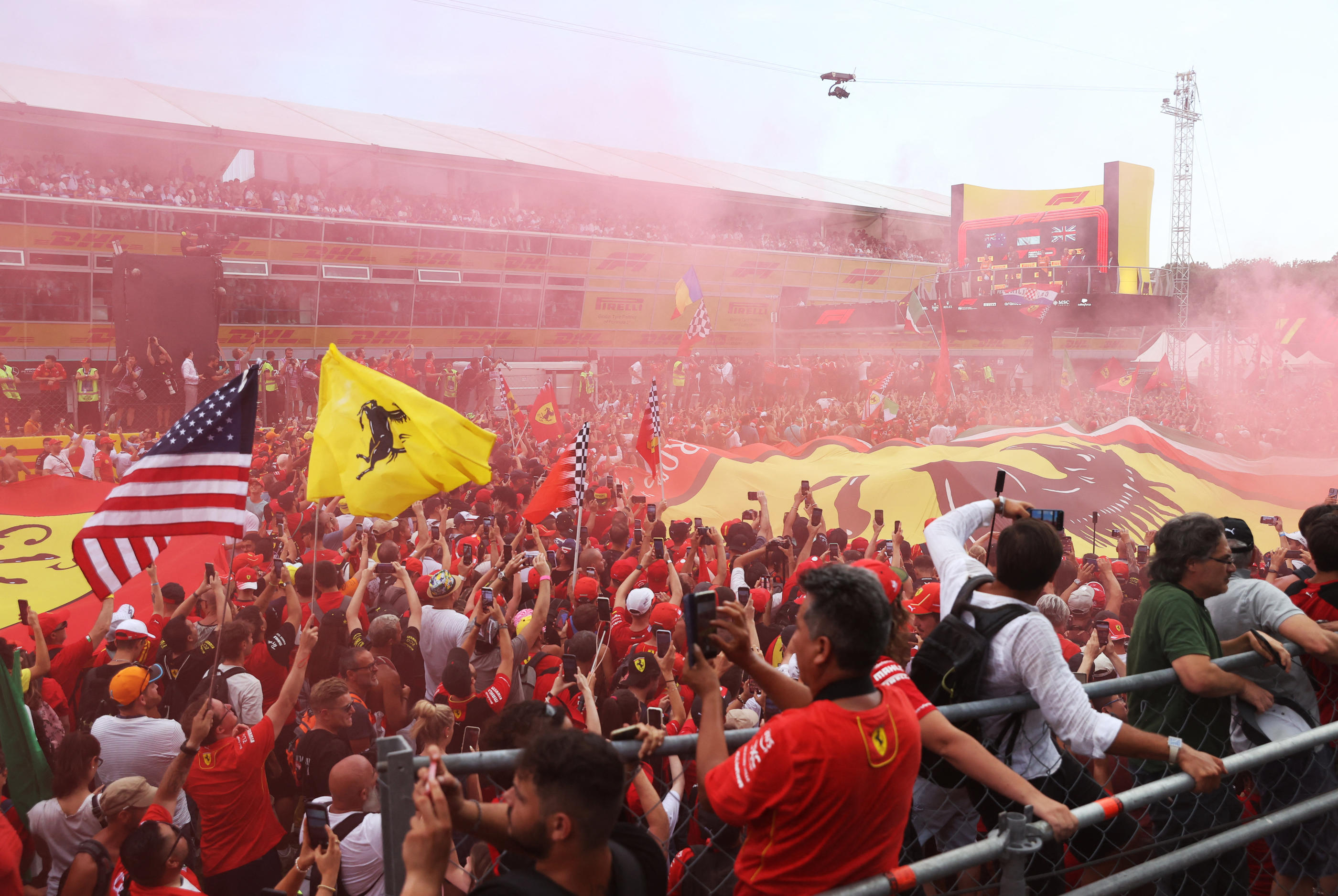 Les supporters italiens ont envahi la piste à Monza pour fêter Charles Leclerc vainqueur du Grand Prix d'Italie de F1 au volant de sa Ferrari. REUTERS/Bernadett Szabo