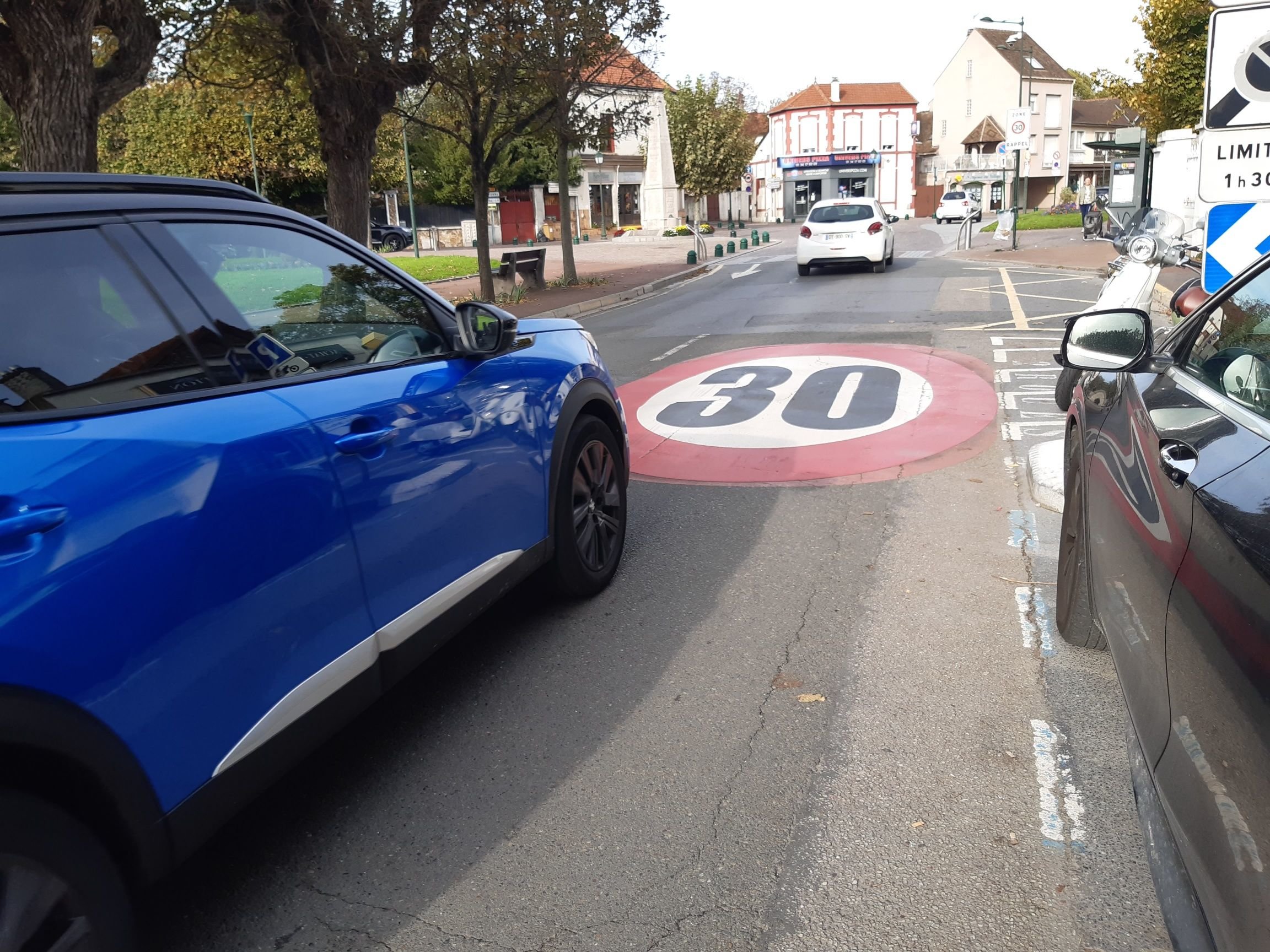 Soisy-sous-Montmorency (Val-d'Oise), le 25 octobre 2022. L’ensemble des voies communales est passé en zone 30. Seules quelques portions de voies départementales sont restées à 50 km/h. LP/Christophe Lefevre