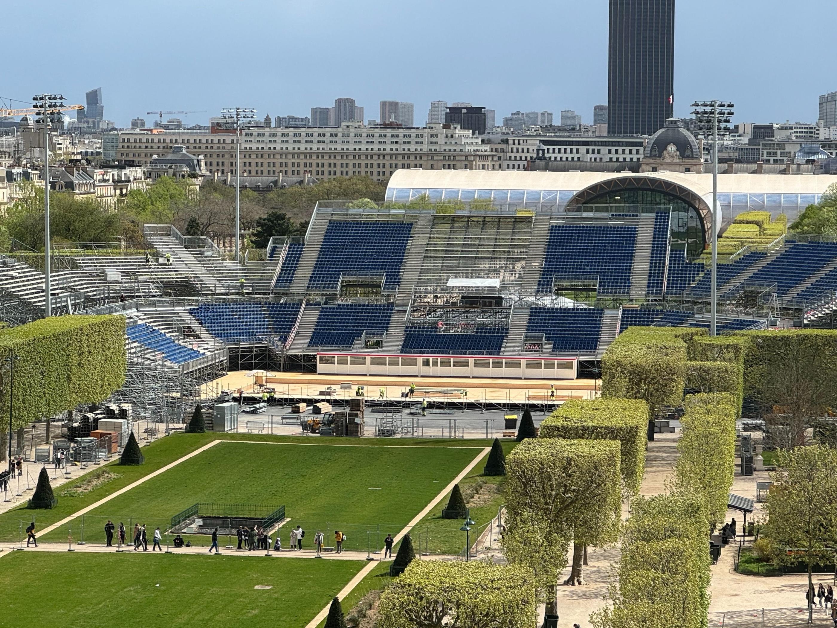 Champ-de-Mars (VIIe), le 9 avril. Les tribunes du stade éphémère sont en cours de montage face à la tour Eiffel. C'est l'un des multiples chantiers olympiques de GL Events. LP/Paul Abran