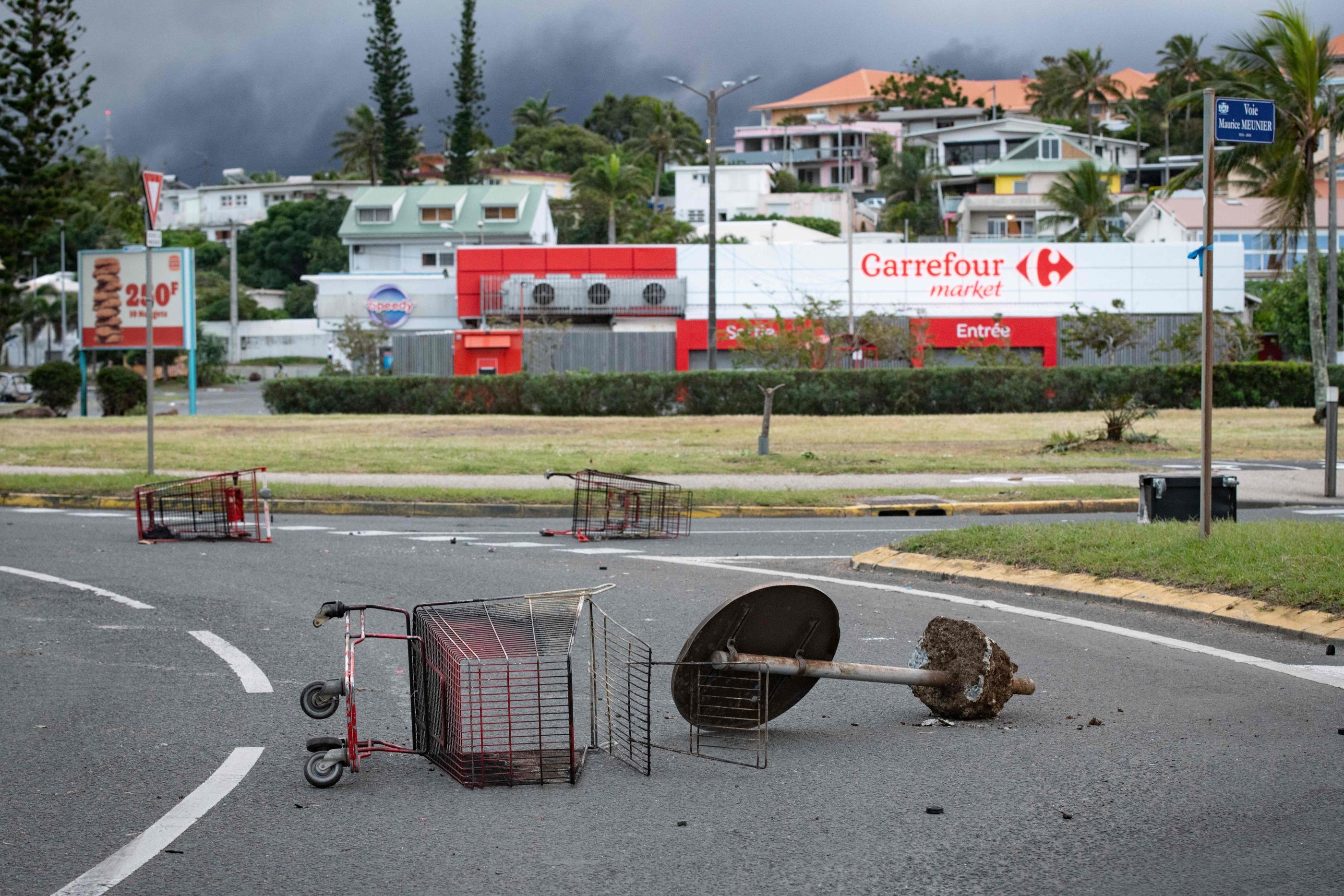 Des chariots de courses jonchent le sol après le pillage d'un centre commercial, ce mardi, à Nouméa. AFP/Delphine Mayeur