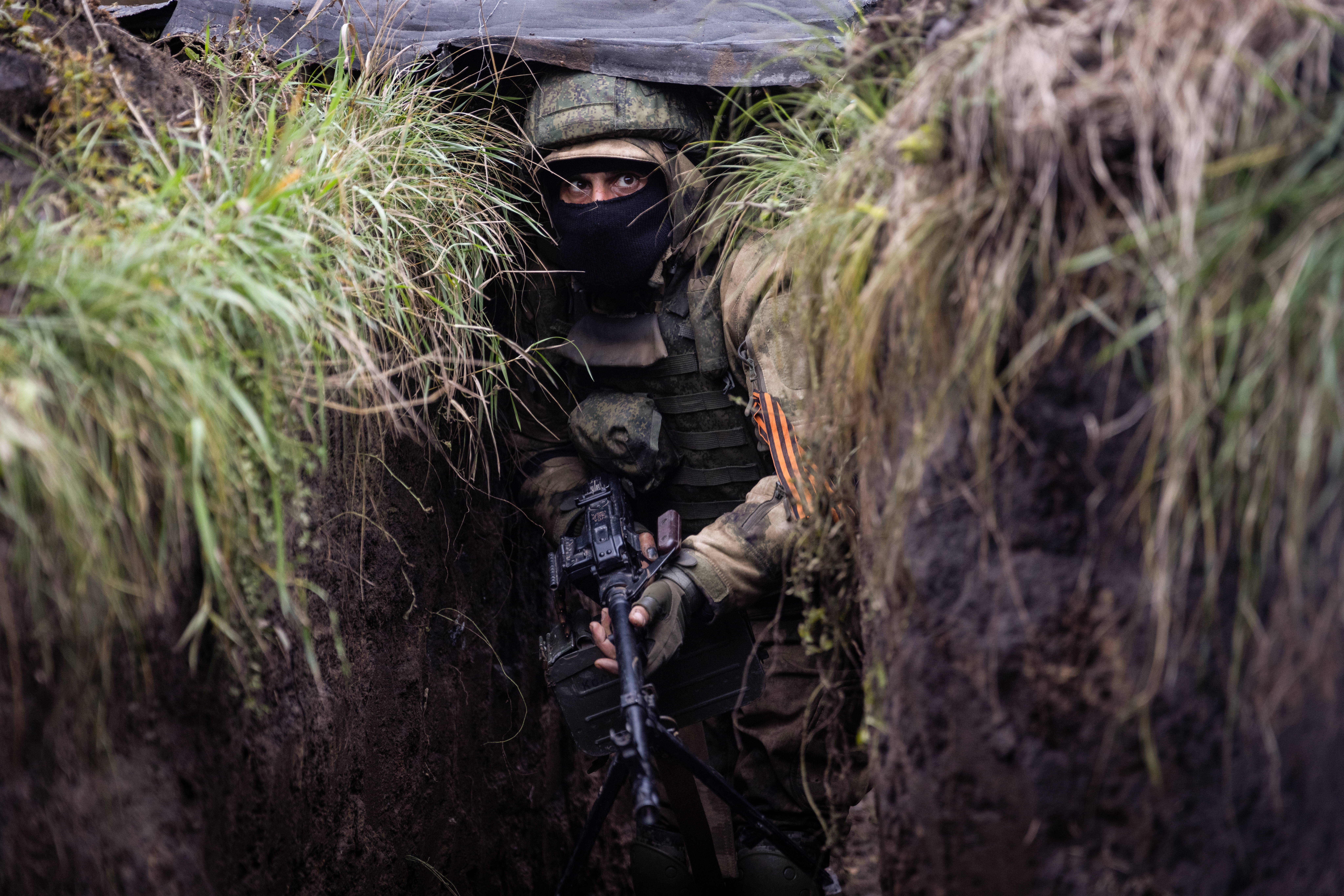 Un jeune appelé russe, qui a accepté de participer aux « opérations spéciales » en Ukraine, est aperçu en première ligne dans la région de Louhansk, en octobre dernier. SIPA/TASS/Stanislav Krasilnikov