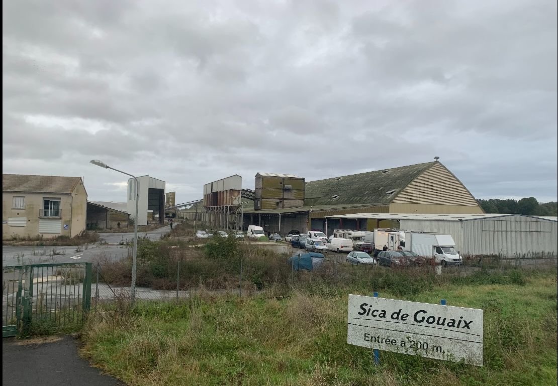Gouaix, 28 octobre 2023. Une rave-party est en cours à Gouaix dans l'ancienne usine désaffectée SICA. Entre 1 000 et 1 500 personnes sont attendues.