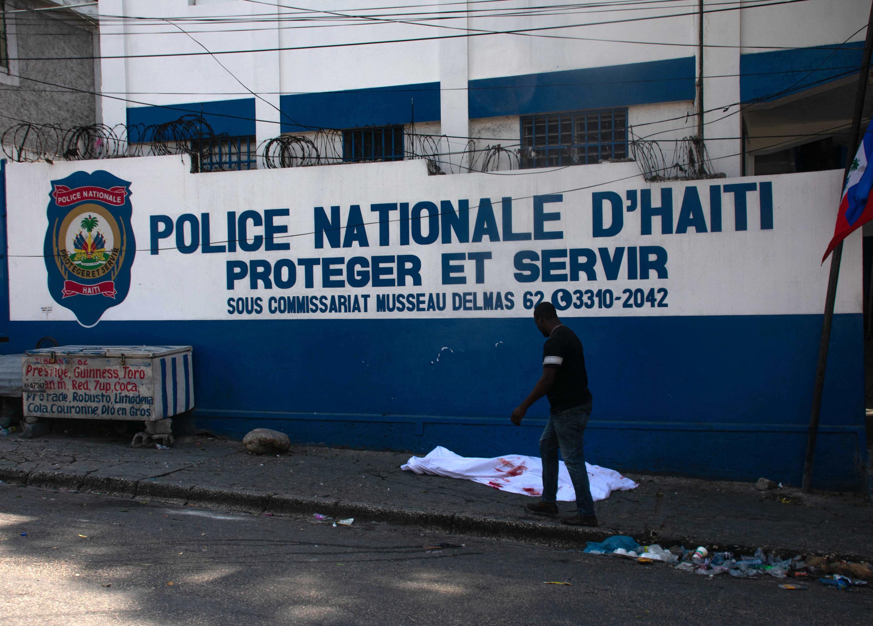Les bandes criminelles s'en prennent depuis des semaines à des sites stratégiques du pays, dont plusieurs commissariats de police. (Illustration) AFP/Clarens Siffroy