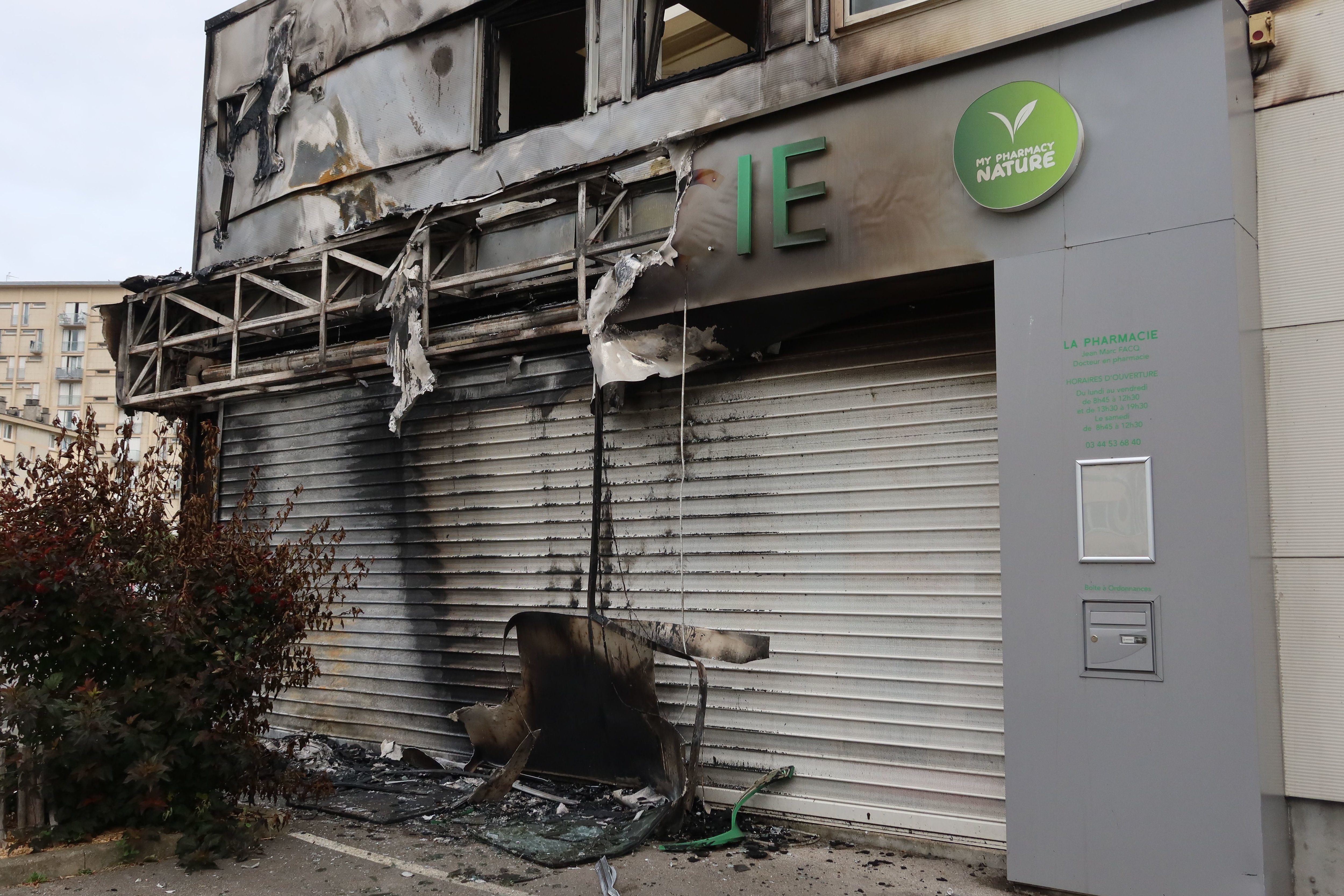 Montataire, ce jeudi. La pharmacie Facq au lendemain de l'incendie qui a ravagé la façade du bâtiment. LP/Clément Poulet