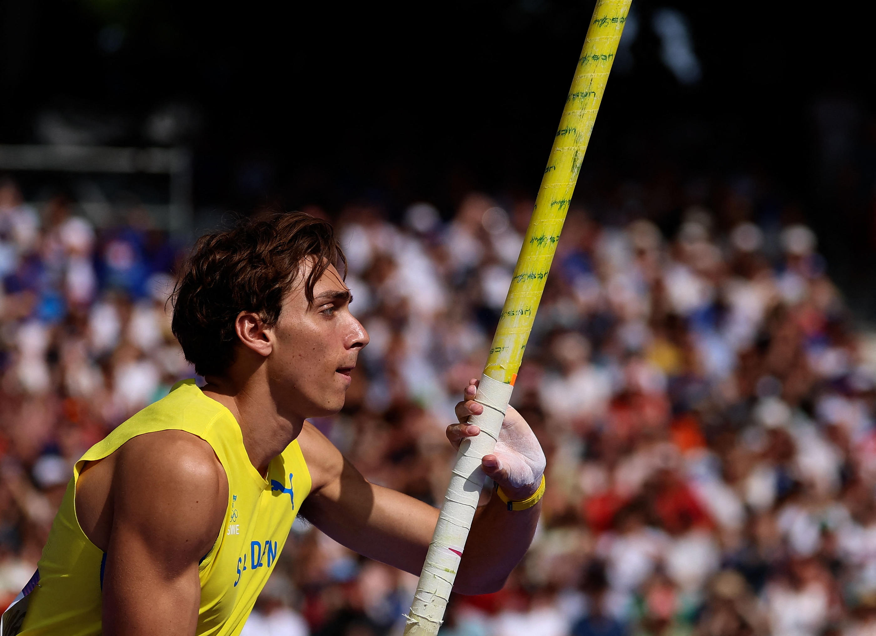 Stade de France (Seine-Saint-Denis), 3 août. Le Suédois Armand Duplantis, lors des qualifications, devrait encore planer sur la finale de la perche ce lundi 5 août. Li Ming/Xinhua/Abacapress.com