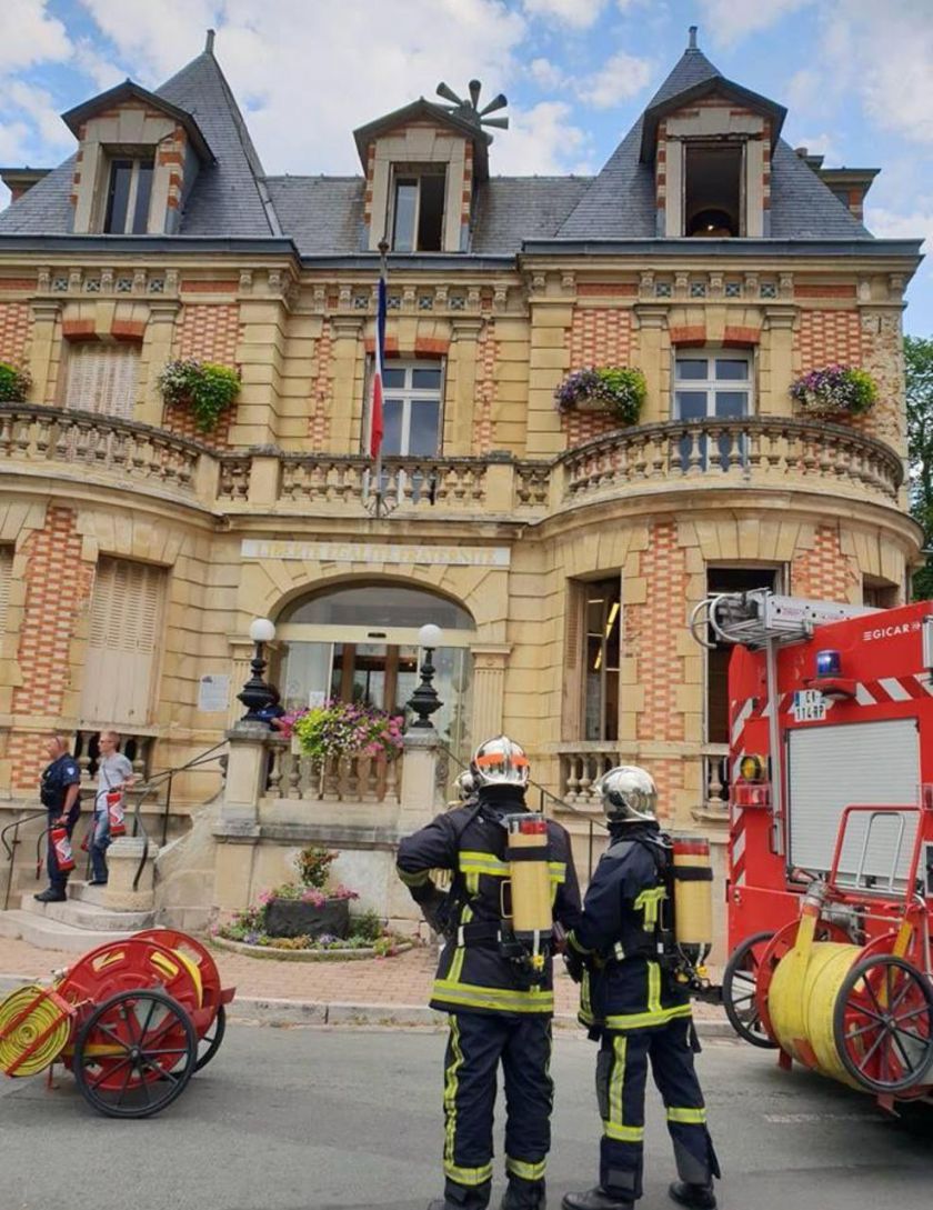 <b></b> Yerres, lundi 2 juillet 2018. Un bref incendie dû à un court-circuit s’est déclaré à la mairie.
