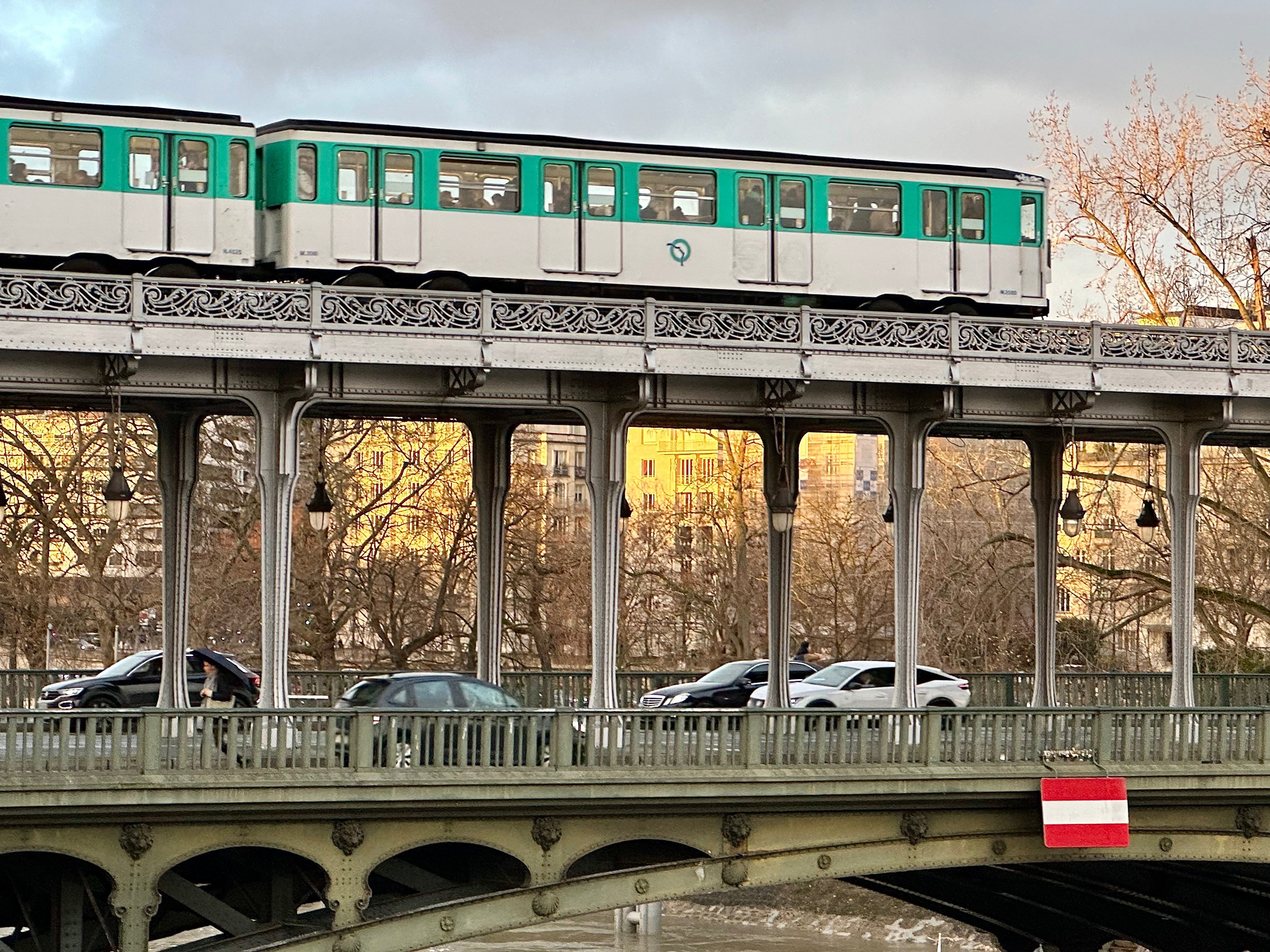 L'agression a eu lieu à la sortie du métro, sur le pont de Bir-Hakeim à Paris. LP/Aurélie Audureau