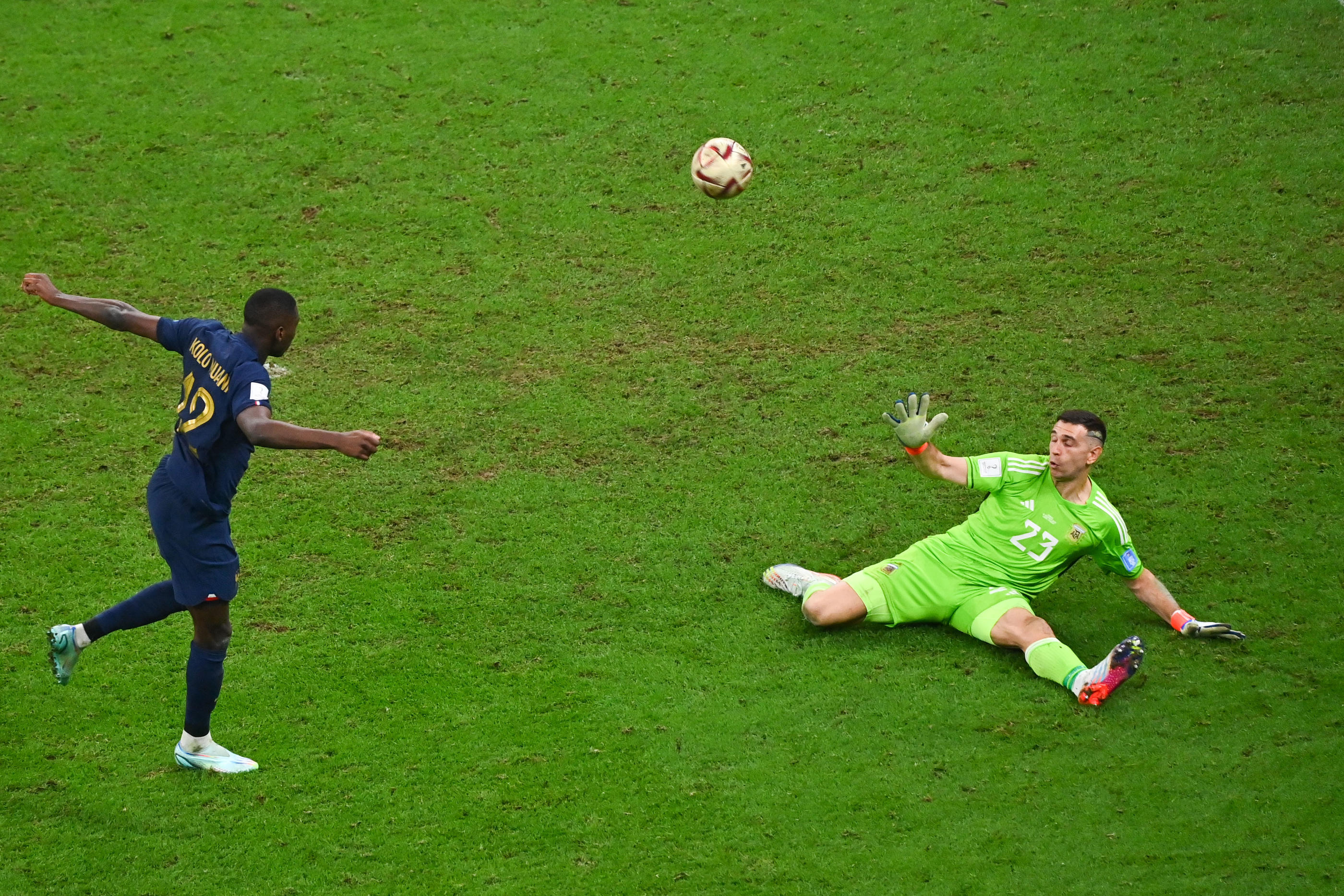 C'est l'un des moments clés de la finale du dernier Mondial entre la France et l'Argentine. Emiliano Martinez s'interpose avec brio devant Randal Kolo Muani et prive les Bleus d'une troisième étoile.  Icon Sport/Anthony Dibon