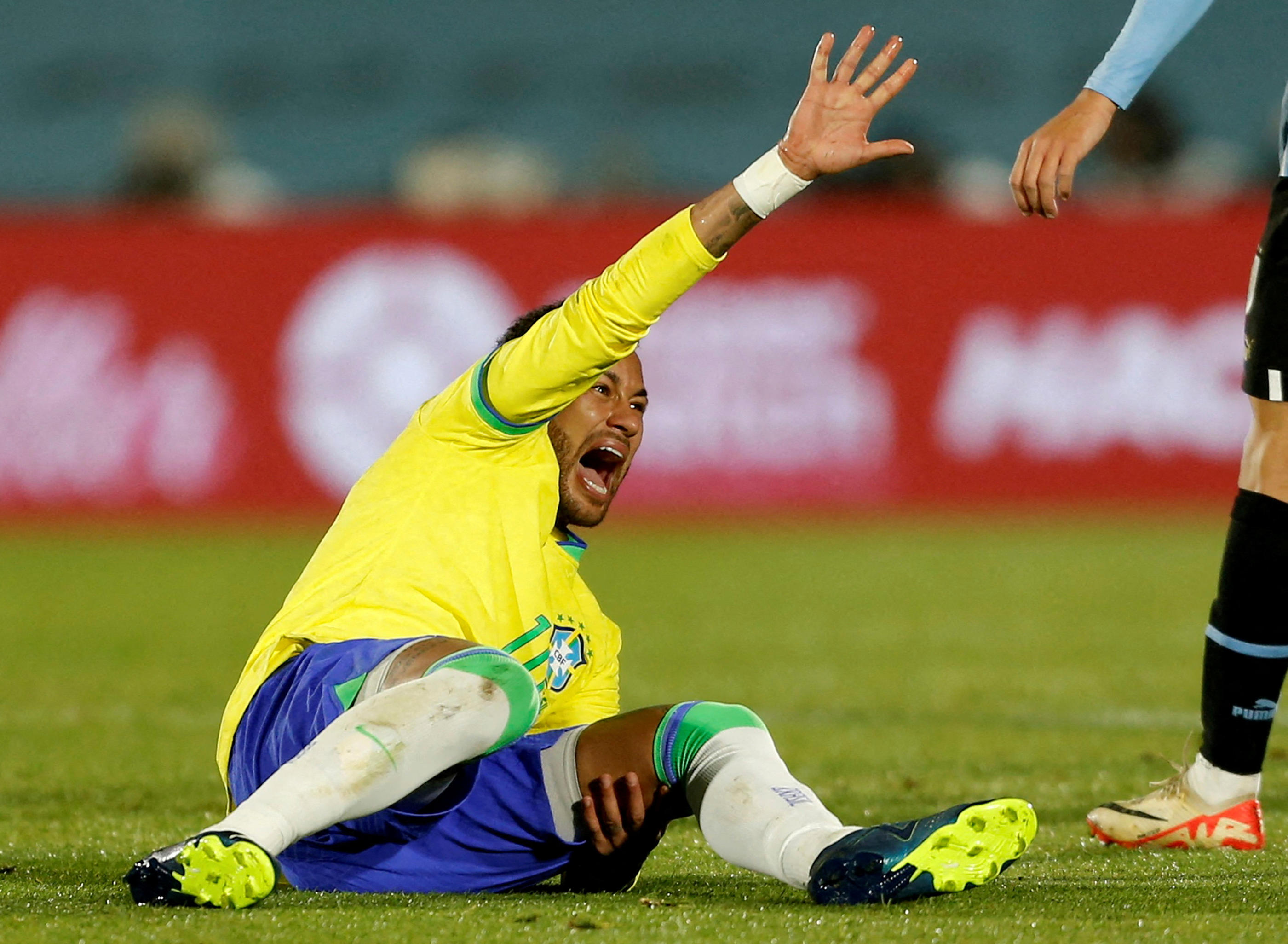 Neymar lors de sa blessure au genou gauche, avec le Brésil contre l'Uruguay, le 18 octobre 2023. Reuters/Andres Cuenca