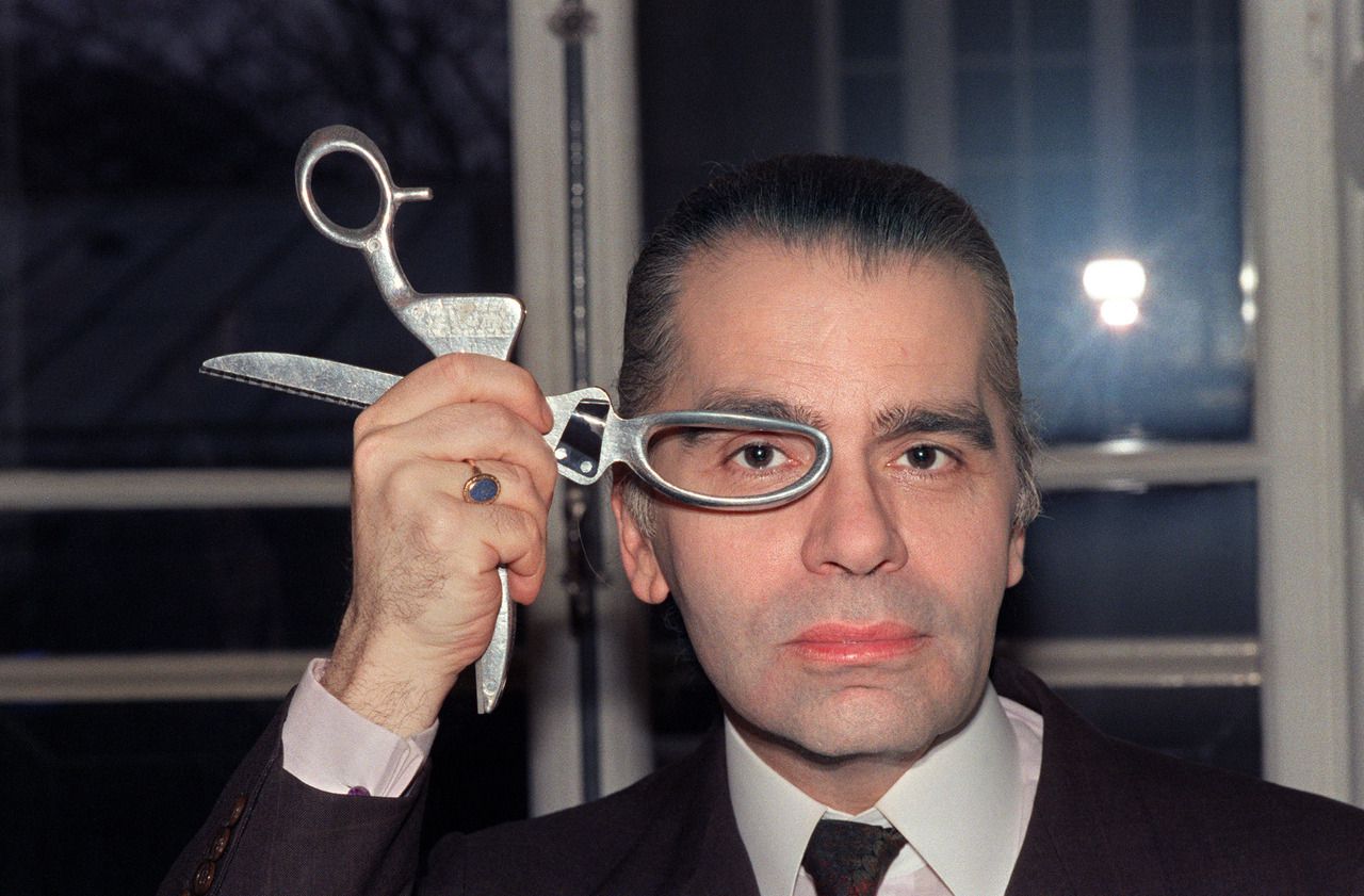 <b></b> Karl Lagerfeld en 1987. Il arbore déjà ses lunettes noires, mais ne les porte pas toujours. 