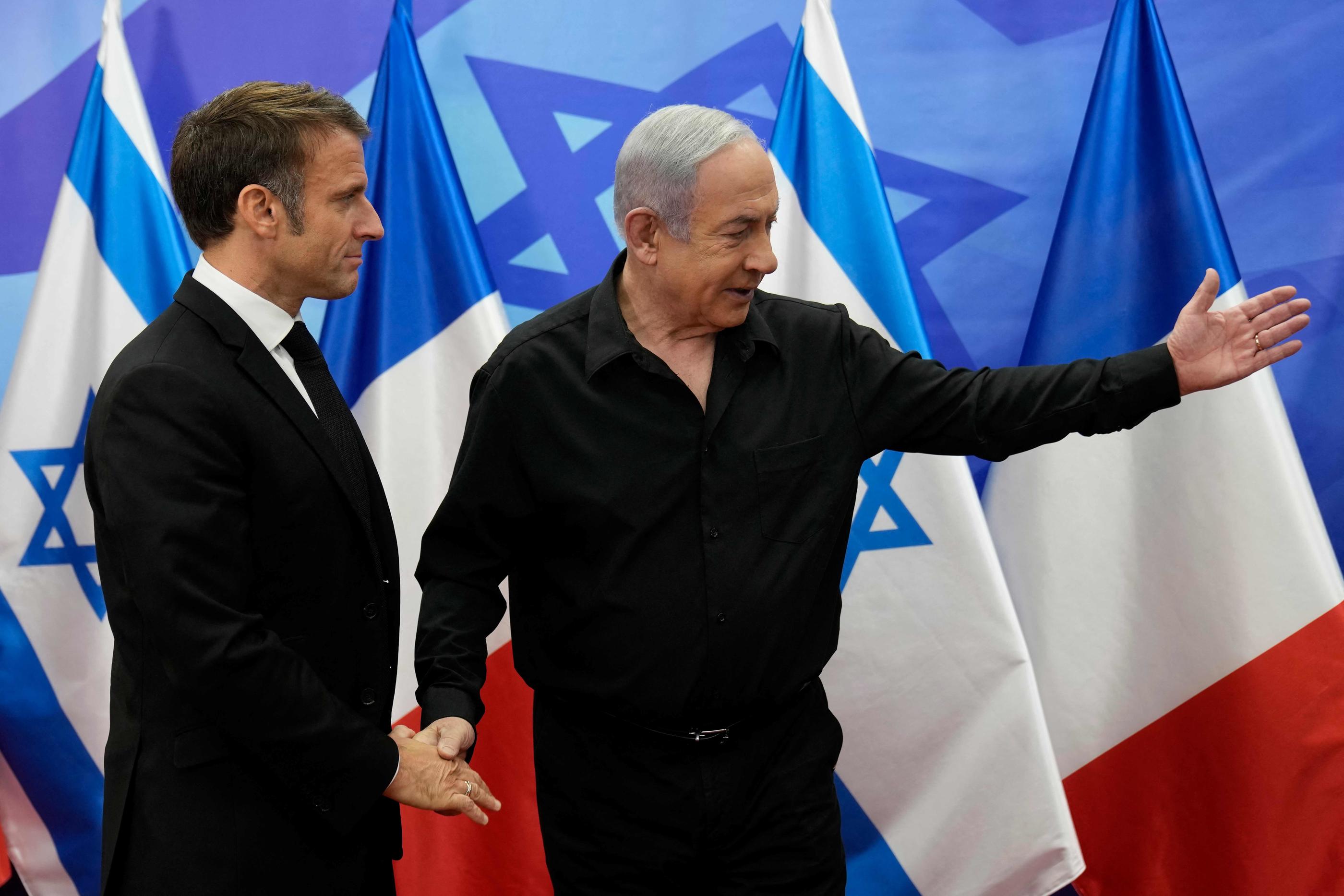 Durant sa visite au Proche-Orient, Emmanuel Macron, ici avec Benyamin Netanyahou, doit jongler entre l’expression d’une solidarité sans faille avec Israël meurtri et la nécessité de redonner un espoir de solution politique aux Palestiniens. AFP/Christophe Ena